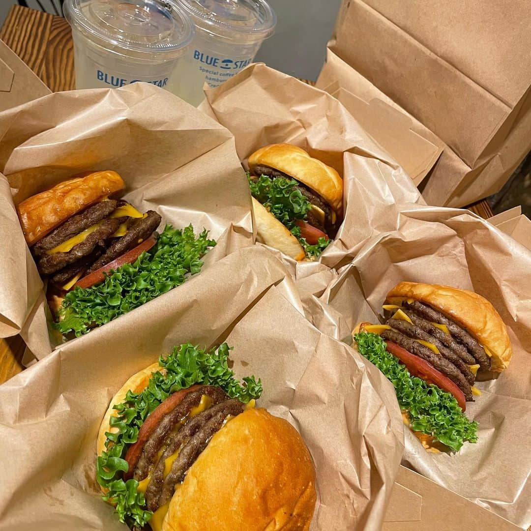 桃里れあさんのインスタグラム写真 - (桃里れあInstagram)「🍔 ・ ・ 中目黒にある『BLUE STAR BURGER』 @bluestarburger_s でハンバーガーを高校のバド部の子たちといただきました🍔❤︎ テレビでも紹介されてる話題のBLUE STAR BURGERに行けるのをみんな楽しみにしてた🥰 ・ ・ 頼んだのは 4×4ブルースターチーズバーガードリポテセット というパティ4枚も入ったボリューミーなハンバーガーのセットを4人分！✨ 4つ並べたらすごい迫力✨ ・ ・ 店内も可愛くて楽しかった( ◜ᴗ◝)💕 ・ ・ #bluestarburger #中目黒ランチ #中目黒ディナー　#中目黒グルメ #中目黒ハンバーガー #中目黒テイクアウトハンバーガー #恵比寿グルメ #恵比寿ランチ #恵比寿ディナー #恵比寿カフェ #中目黒カフェ #ハンバーガー #ハンバーガー巡り #グルメ女子 #食べ歩き #オシャレカフェ #hamburger #チートデイ #ジャンクフード #裸眼メイク #裸眼」12月5日 16時51分 - rea_momosato