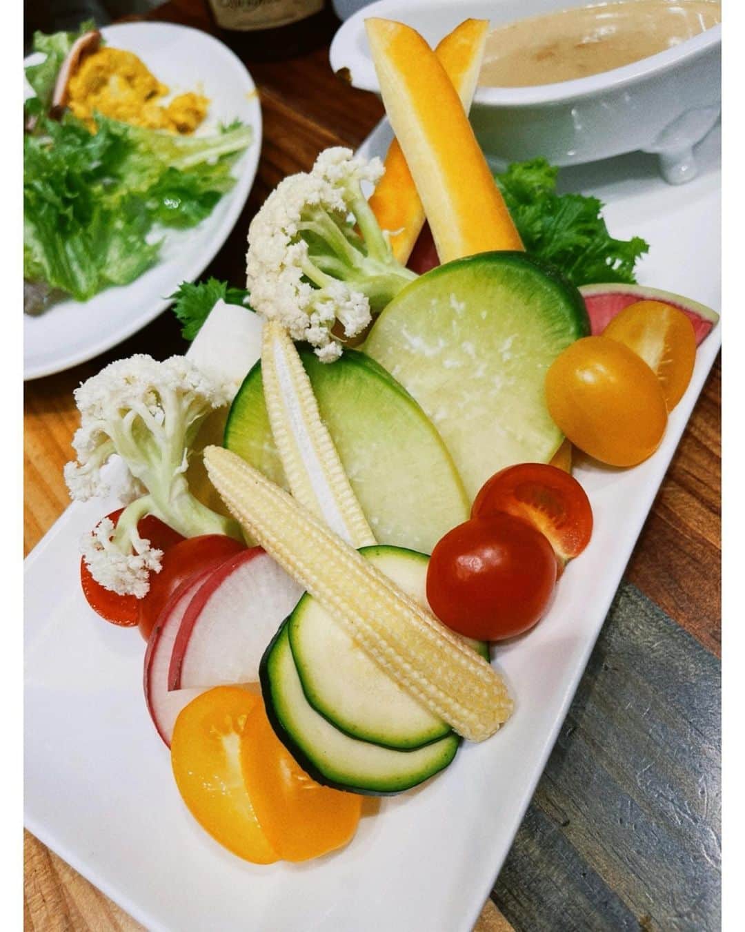 佐々木希さんのインスタグラム写真 - (佐々木希Instagram)「ランチでお邪魔した #VINOSITY 🍽✨ ホイップバターが上に乗っているコンソメ味のポテトが、もの凄く美味しかったなぁ。手が止まらなかった😂 バーニャカウダーのお野菜は今朝採れで味が濃くて…♡」12月5日 15時40分 - nozomisasaki_official