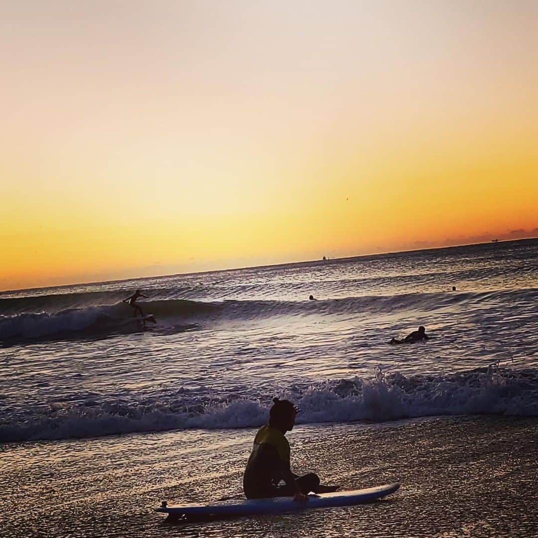 西山茉希さんのインスタグラム写真 - (西山茉希Instagram)「12月AM6:00。 ここにしかない朝活。  #夜明け #日の出 #浄化 #太平洋ロングビーチ  一緒に海で笑う時間。 そこにしかないモノを感じる時間。  全然波乗りできなくても、 波ジャレて過ごす。  絶景かな 絶景かな。  おかえりって、いてくれて、 いつもありがとう。 @micgrowingsurf   #サーフィン #🌈🌊🌈」12月5日 15時41分 - maki.nshiyama50