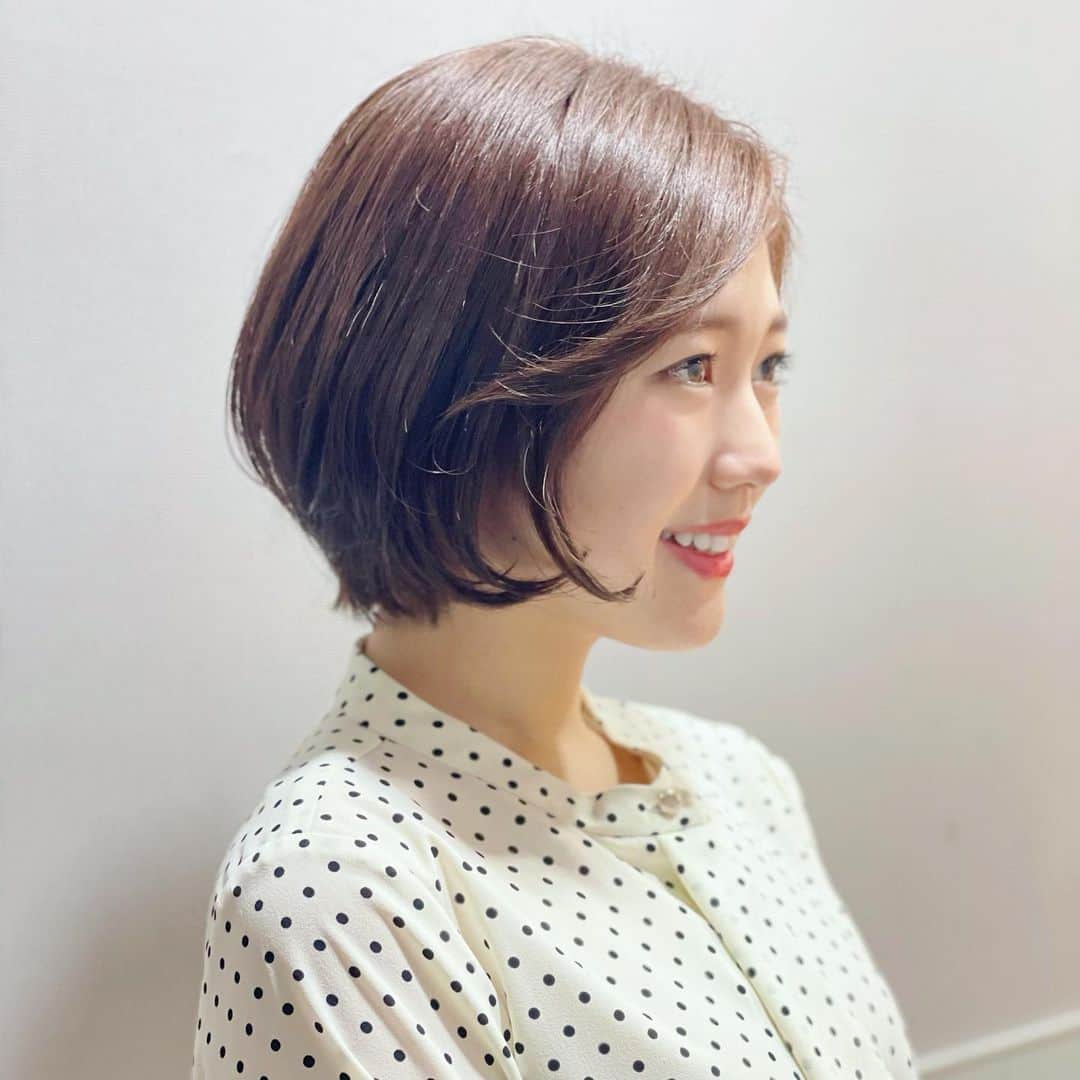 高橋幸のインスタグラム：「毛先がくるんとしたヘアセット🍄 自分ではなかなか再現できないんです、、😅　ニュース前にいつもしていただき、本当にありがたいです！　#ショートカット」