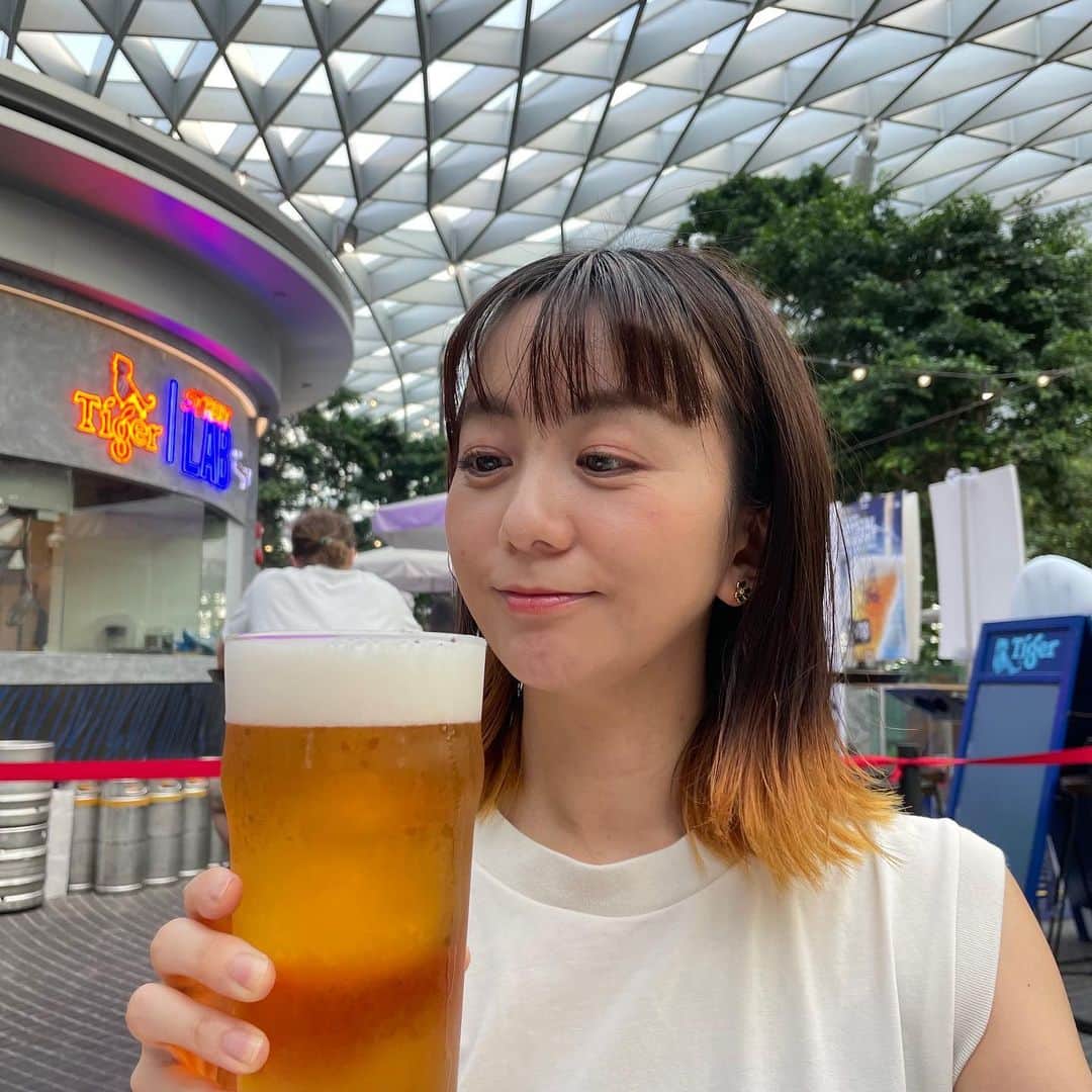 福田萌のインスタグラム：「世界でいちばんの大好物💕  #beer #singapore  #jewelchangiairport」