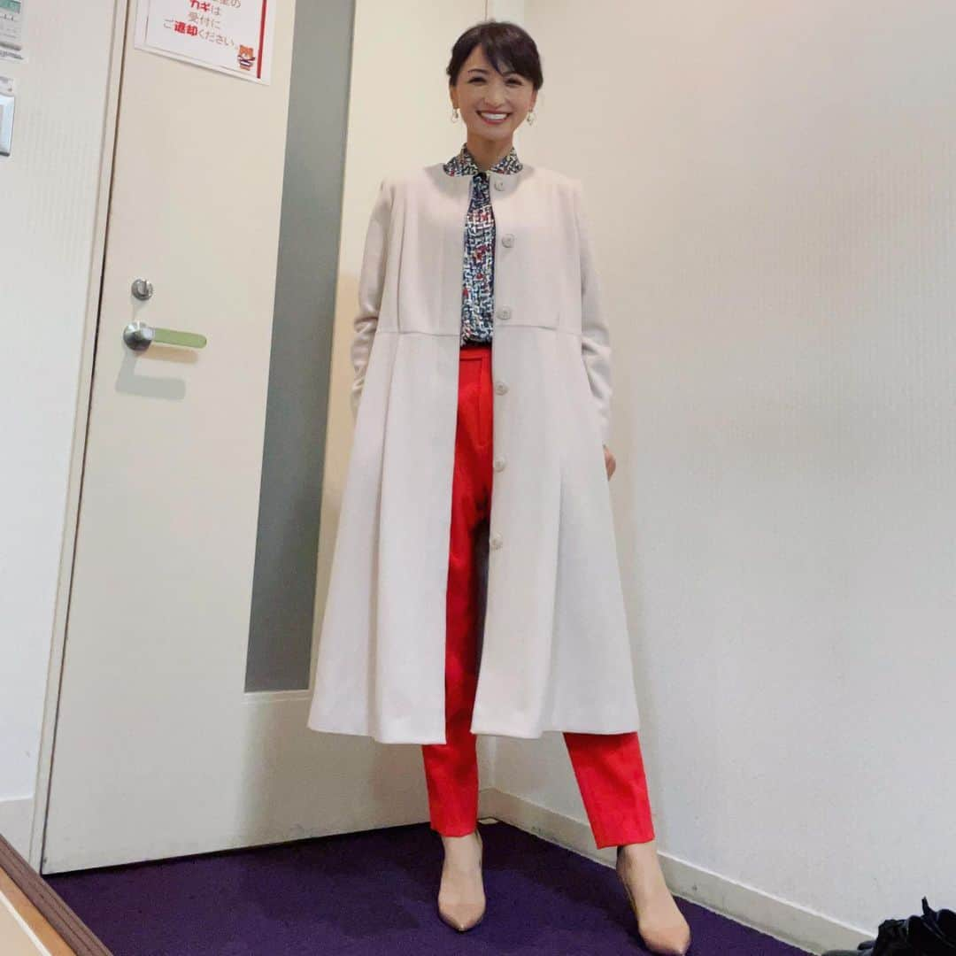 望月理恵さんのインスタグラム写真 - (望月理恵Instagram)「12月になって急に時間の経過が 早くなった気がします。 怖いな〜笑  悔いのないよう 今年最後まで頑張ろう！  ズムサタの衣装です  コート @lanvin_en_bleu_womens  ブラウス @marina.rinaldi.  イヤリング @vendomeaoyama_official」12月5日 15時59分 - mochiee28