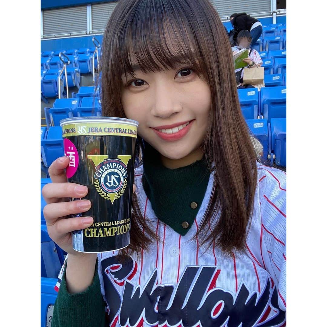 平野詩乃のインスタグラム：「⚾️ 今年もスワローズ ファン感謝DAYへ☺︎ 改めまして優勝おめでとうございます🏆 来季も変わらず応燕します！！  やっと神宮で、お酒デビュー🍻  #swallows #スワローズ #ファン感謝デー #絶対大丈夫」