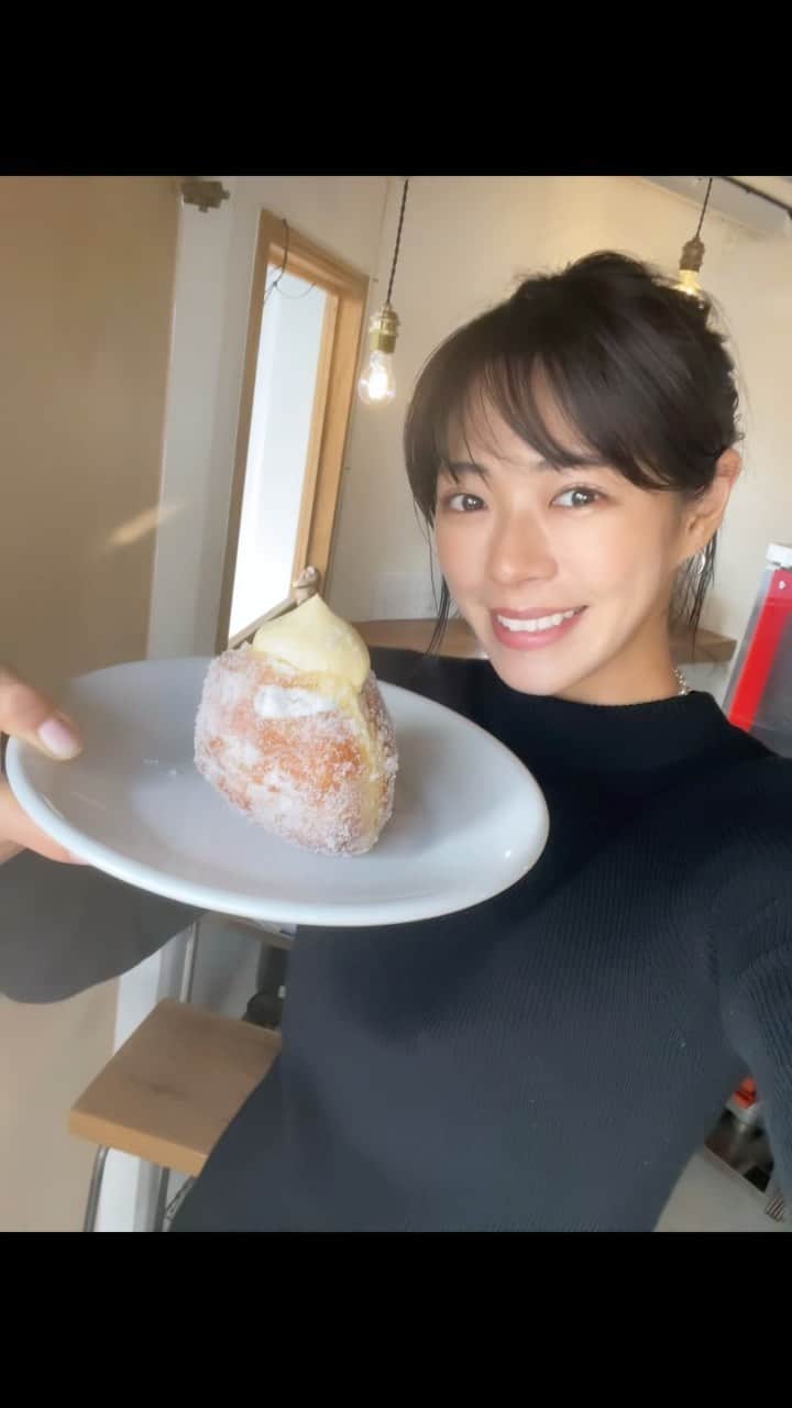 わちみなみのインスタグラム：「ここのドーナッツ美味しかった😢 他のスイーツも絶対美味しい🍮 東京にもできて欲しい〜！！ @kew_kyoto   あと、動画の途中で出てくるんやけど 机に緑が映って鏡みたいになってるのがすごく綺麗やったよ☺️ @arashiyama_yusai   #京都カフェ #日常vlog #わちみなみ #京都巡り」
