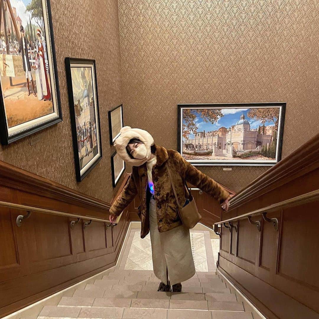 前田亜美のインスタグラム：「. . 🧸…………𓈒𓂂𓂃◌𓈒𓐍  淡色プーさんのファンキャップ🍯🐝⋆゜. 色可愛いいし暖かくてお気に入り.ᐟ.ᐟ  クリスマスでパークがキラキラしてて最高だったーーᐠ( ᐛ )ᐟ 夜光るグッズはいくつになっても欲しくなるよね…✩*笑  ディズニーライト・ザ・ナイト再開嬉しい…🥺 久しぶりにみれて感動しました…⋆͛☽.ﾟ. . 花火をみたのも久しぶりで嬉しかった . 冬のディズニーは防寒対策大事よ| ᐕ)⁾⁾  まだまだ載せてないディズニー写真がある笑   #ディズニー  #ディズニーシー  #ソアリン  #プーさん  #くまのプー  #ディズニーコーデ  #プーさんコーデ」