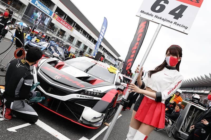 瀬谷ひかるのインスタグラム：「【2020年振り返り投稿⑦】  気がついたら2年近く投稿してなかったので、振り返り投稿連投します。 しばらく煩いですが、お付き合いください🙏  . 2020.10.3〜4  SUPERGT Rd.5 富士スピードウェイ  やっとレースまで来た！  レースクイーン 2年目、前半戦がコロナの無観客開催となり、 後半戦となるRd.5から本格的な活動再開になりました。 Rd.5にして人生初グリッドボード！ この時は64号車を担当しました。 今見るとぎこちない😂  去年の衣装もお気に入りです☺️  .  #2020 #SUPERGT #Modulo #64号車 #Modulonakajimaracing #Modulo応援団 #Moduloスマイル #富士スピードウェイ #fsw #rq #racequeen #レースクイーン #ロングヘア #ゆる巻き #コスチューム #衣装 #フォロワー募集中 #followme #振り返り投稿」