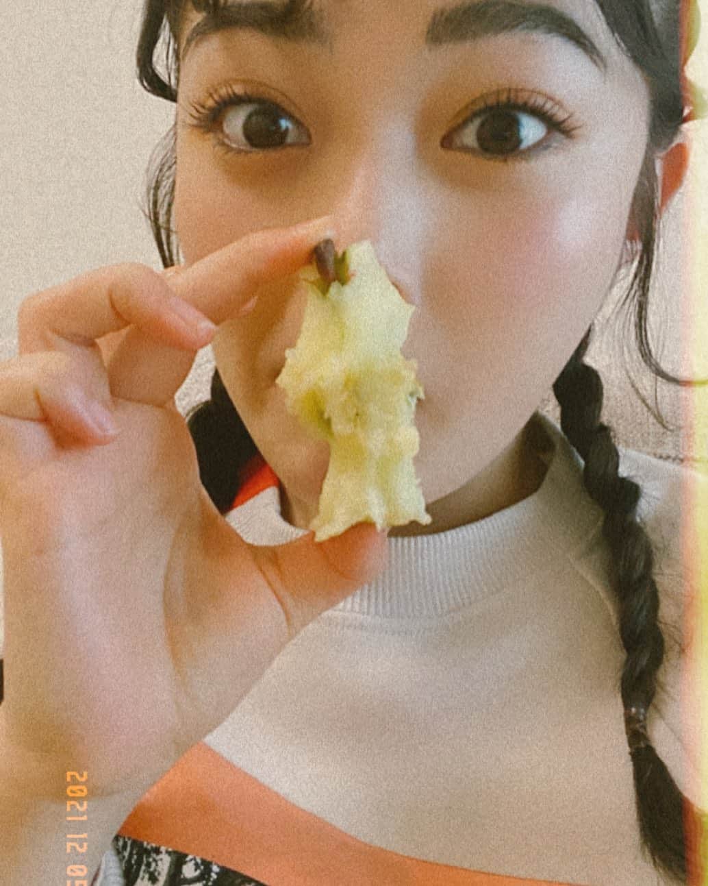 のインスタグラム：「おはよう！しんのしんまでリンゴを食べました！」