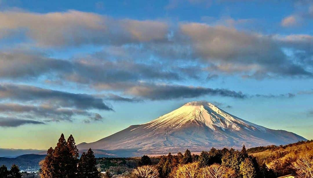 渡辺裕之のインスタグラム：「今朝の山中湖村からの富士山  友より #霊峰富士 #祈り #良い休日を  #合掌」