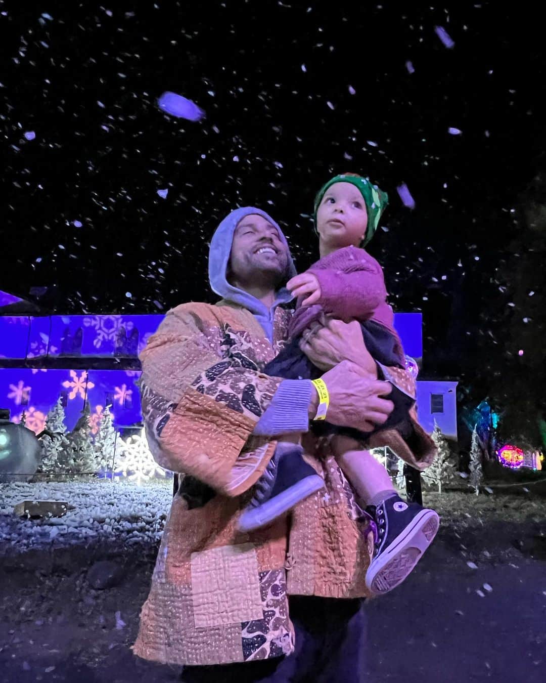 アダム・ロドリゲスのインスタグラム：「Strolling with my boy down @holidayroad Fun family spot to check out if you’re in LA, ATL or Northern VA!」