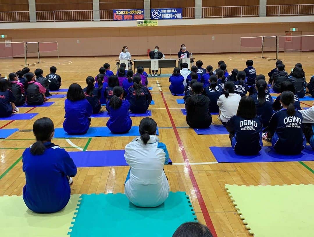 潮田玲子さんのインスタグラム写真 - (潮田玲子Instagram)「昨日は神奈川県厚木市にて 東京2020オリンピック・パラリンピック競技大会のレガシー創出と厚木市出身のトップアスリート誕生を目的に開催するということで、厚木市の中学生を対象に講習会を行いました🙌🙆‍♀️🏸🏸🏸 一緒に指導してくれた @kaori_imabeppu ちゃん @sayaka3329 ちゃん🥰 懐かしい仲間にも会えて嬉しかった〜😍💓🙌 中学生も積極的にアドバイスを求めてくれたり、とても充実した時間となりました🙋‍♀️ 厚木市バド協会の皆さん、スタッフの皆さん、中学生の皆さんありがとうございました🙇‍♀️🙌  #厚木市 #バドミントン  #講習会」12月5日 9時31分 - reikoshiota_official