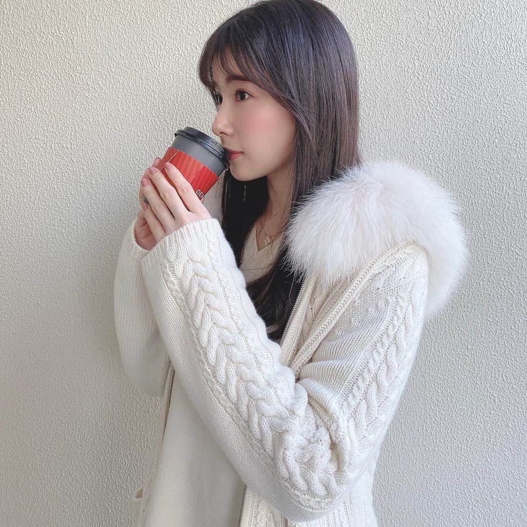 早田悠里子さんのインスタグラム写真 - (早田悠里子Instagram)「おはようございます☺️🎄 急に寒くなってきましたね🤧 毎日朝はホットコーヒー派☕️🧡  #ホワイトコーデ #153cmコーデ #ロングカーディガン #foxey #フォクシー #ロングヘア」12月5日 10時00分 - yurikohayata