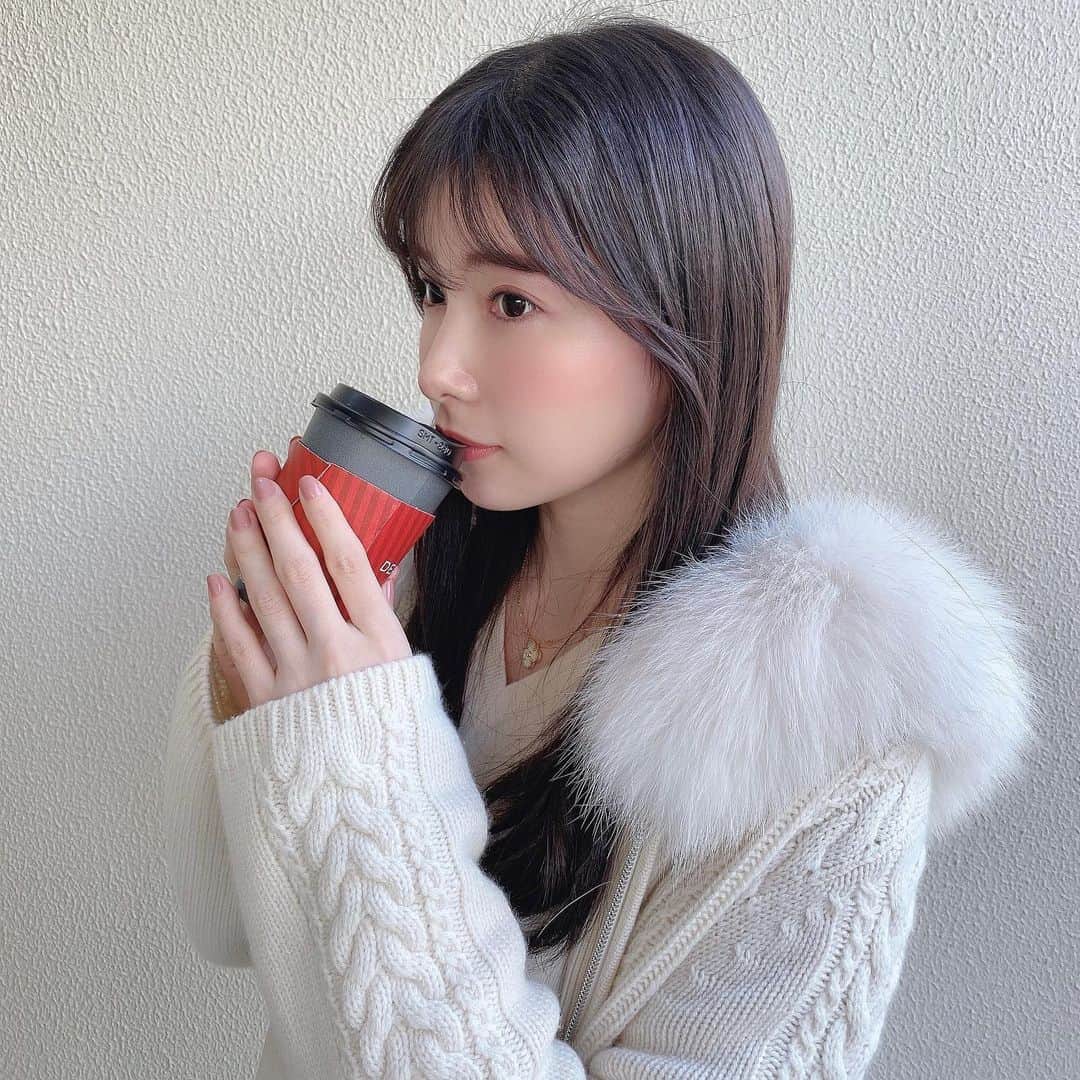 早田悠里子のインスタグラム：「おはようございます☺️🎄 急に寒くなってきましたね🤧 毎日朝はホットコーヒー派☕️🧡  #ホワイトコーデ #153cmコーデ #ロングカーディガン #foxey #フォクシー #ロングヘア」
