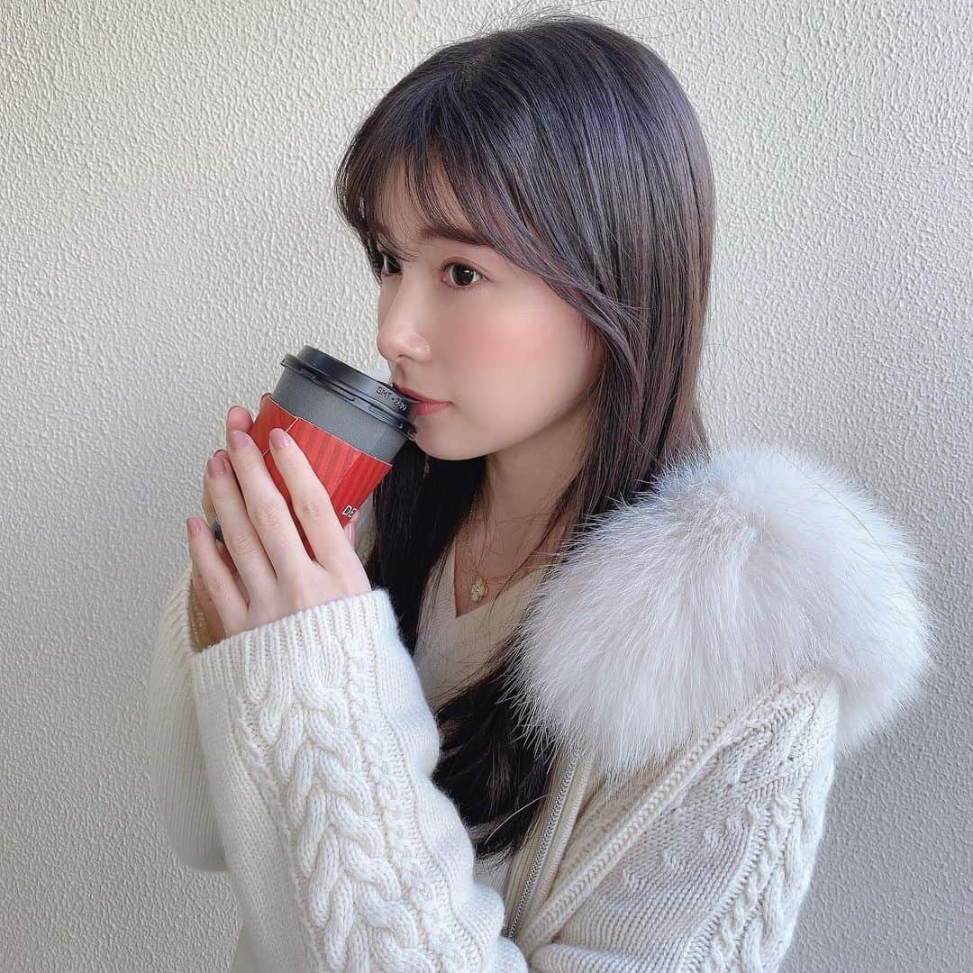 のインスタグラム：「おはようございます☺️🎄 急に寒くなってきましたね🤧 毎日朝はホットコーヒー派☕️🧡  #ホワイトコーデ #153cmコーデ #ロングカーディガン #foxey #フォクシー #ロングヘア」
