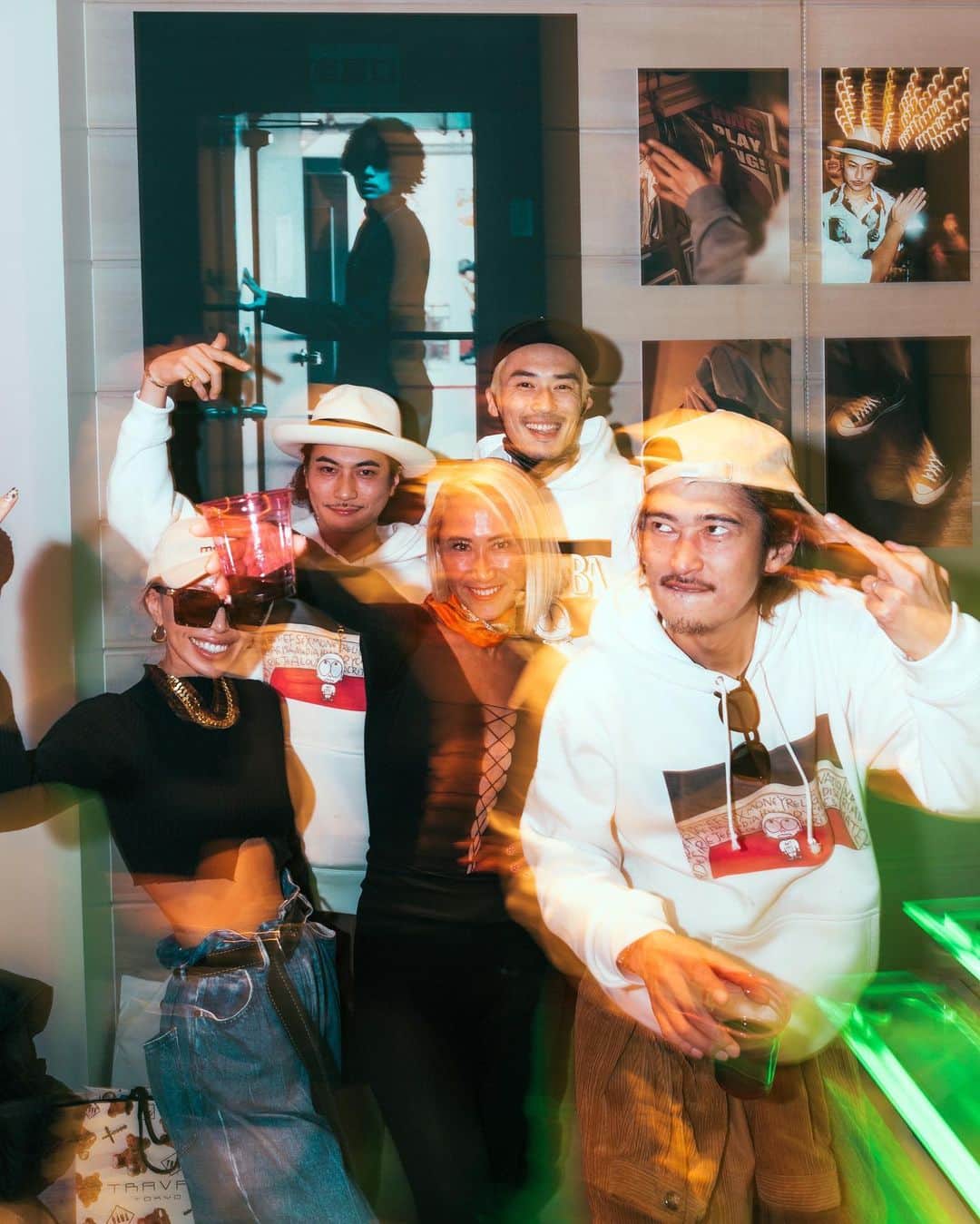 MARISのインスタグラム：「So much fun with them❤️ Love you guys❤️ It’s a small world 🌎   📸by @__genya__   今日も表参道の　@picky.the.shop_bar で @rueedman の POPUPやってるよ🇯🇲🔥  Bottoms: @balenciaga @fwrd   #ルックフォーワード    #lookfwrd #kjxfwrd」