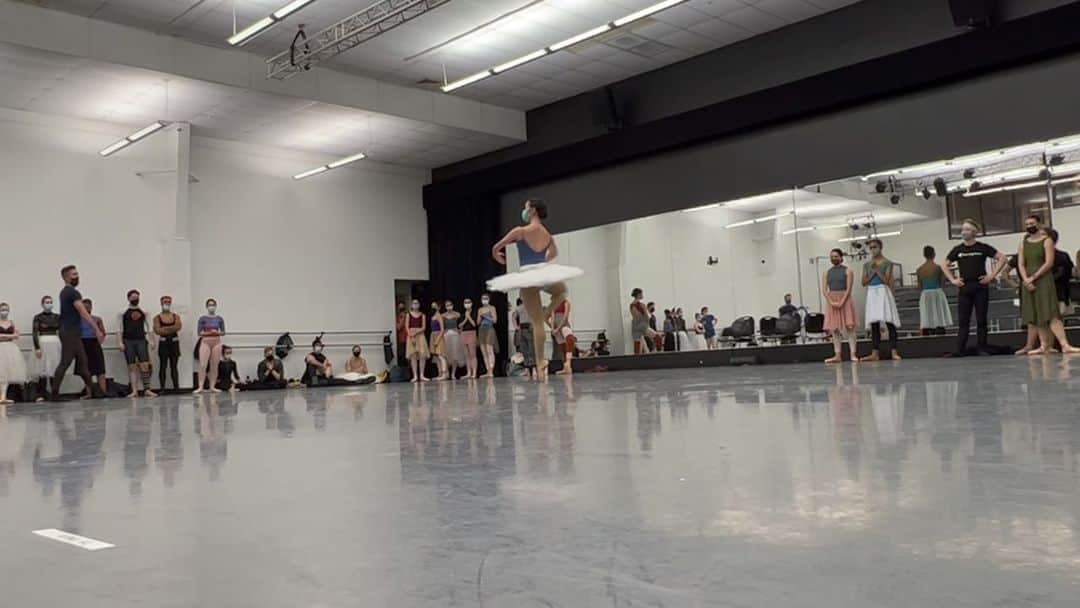 Lily Saito (齊藤莉理)のインスタグラム：「‘Tis the season! 🎄  Grab your tickets to come see @nashvilleballet ‘s Nutcracker at the link in my bio! ❤️☺️  Sugar Plum Coda w/ the fierce @nscheuerr 😍  #NashvilleBallet #Nutcracker」