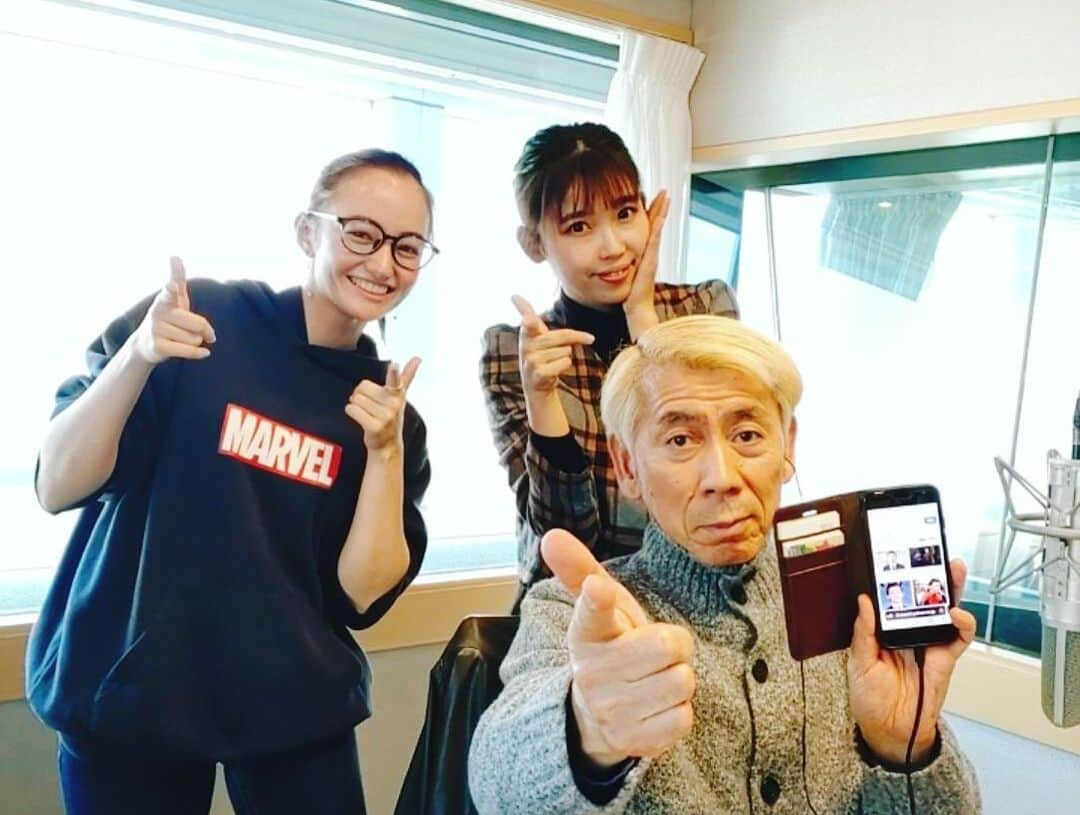 アヤカ・ウィルソンのインスタグラム：「____  今日は #bayfm に参加させていただきました📻🤍  初の天気レポートからの、海を眺めながらのラジオトーク、楽しかったですなぁ♥️♥️  お二人のトーク力にどんどん引っ張られて喋りまくってしまったよ🙊✨✨  ちなみに聴いてくれた人〜？？笑笑  #redio  @bayfm_official  #中村愛 さん @nakamuramura_ai  #吉田照美 さん @timyoshida1134  #テルサン #アヤカウィルソン」