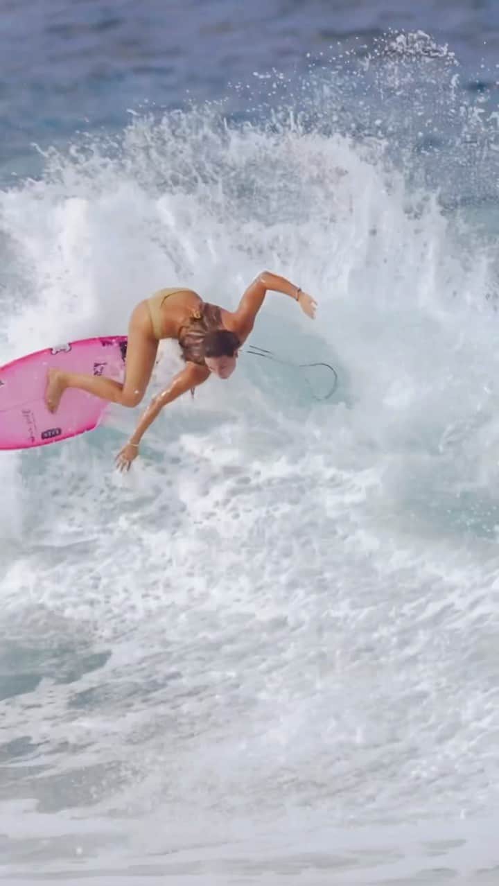 ティア・ブランコのインスタグラム：「Nonstop waves 💘 @aaron_nakamura / @tcl_usa @sector9 @raen @dearselfskincare @lostsurfboards 💘」