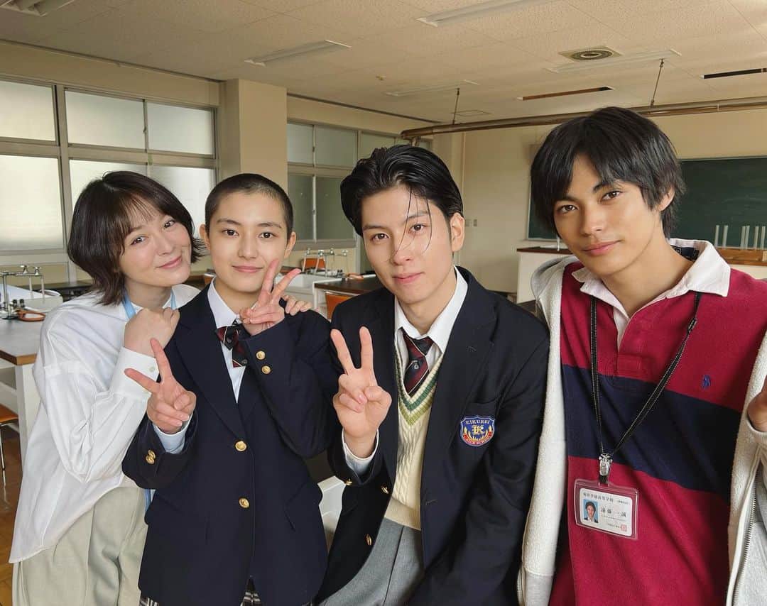 貫地谷しほりのインスタグラム：「9話観てくださって ありがとうございました！ なんて可愛い2人なんでしょう。 おばちゃんはずっとキュンキュンでした(*´ω`*) そして遠藤先生、そりゃないよ（笑） #土ドラ #顔だけ先生 #神尾楓珠 #長谷川慎 #田幡妃菜」