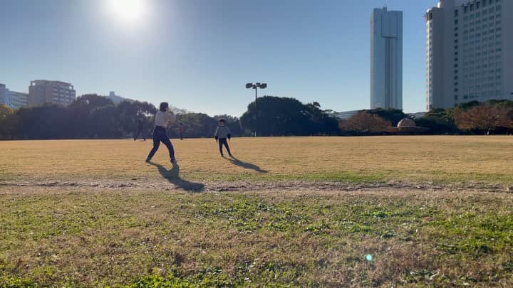 小西ゆりなのインスタグラム：「側転を教えるの図🙋‍♀️ 何十年ぶり⁈の側転は恐怖でしかなかった🥲 まだギリギリできてよかった😅 #親子 #男の子ママ #休日の過ごし方 #外遊び #側転」
