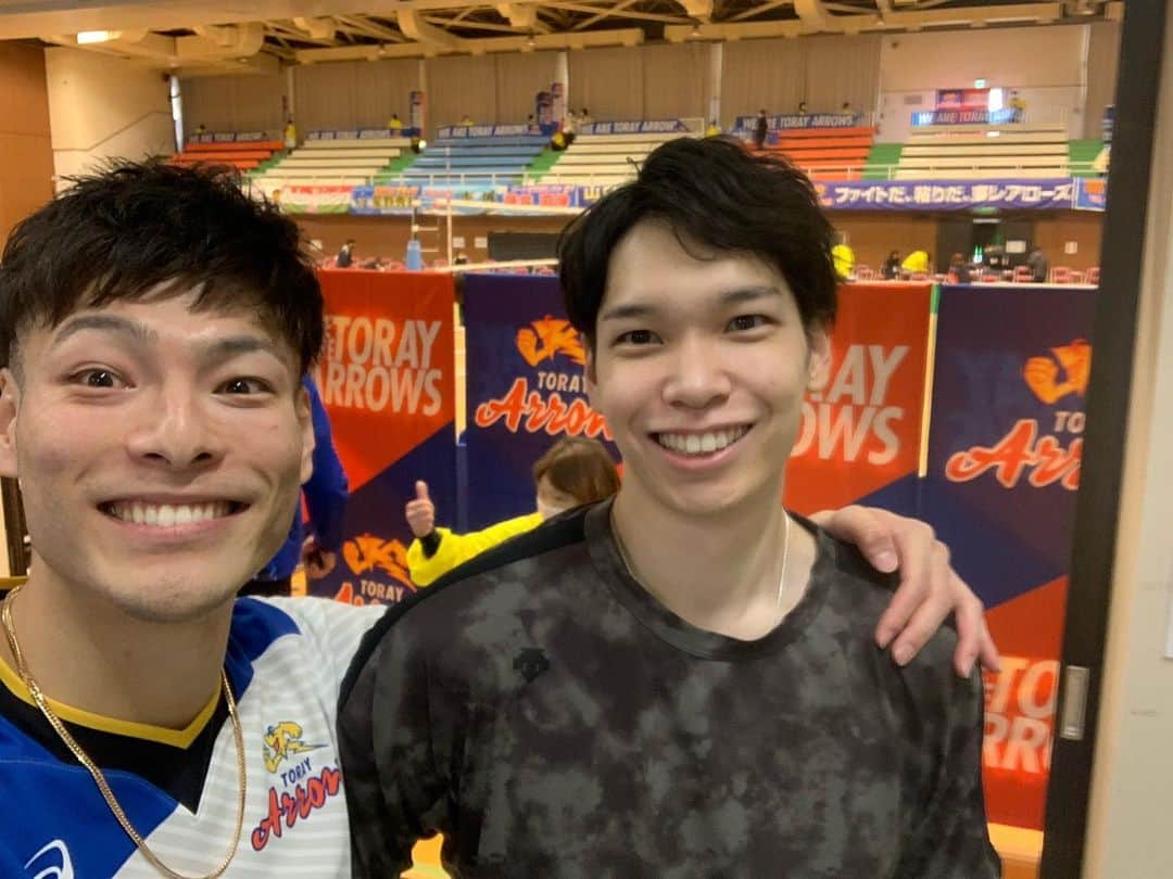 のインスタグラム：「Panasonicさんとの試合で2連勝する事ができました🔥 今回も沢山の地元の声援、そして大会関係者の皆様のご尽力のおかげでいい試合をする事ができ毎週ですが、感謝しています🙇‍♂️✨ 山内さんとも代表以来のプレーでマッチアップした時は物凄い圧でやっぱり凄かったです😂 また天皇杯と続きますので、皆さん変わらぬご声援よろしくお願いします🙏✨ #TORAYARROWS #BLUEHOT #山内さん褒めちぎっておきました #今度なんか奢ってね」