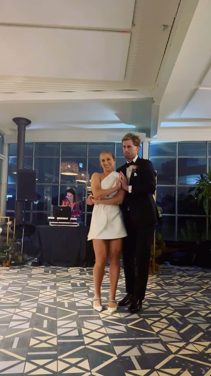 ダリア・ガブリロワのインスタグラム：「Reuploading cause this is a better quality video hehe! And yea we learned this of YouTube at home 👯‍♀️🤵‍♂️👰‍♀️ it was meant to be a piss take but we actually kinda killed it 🤡」