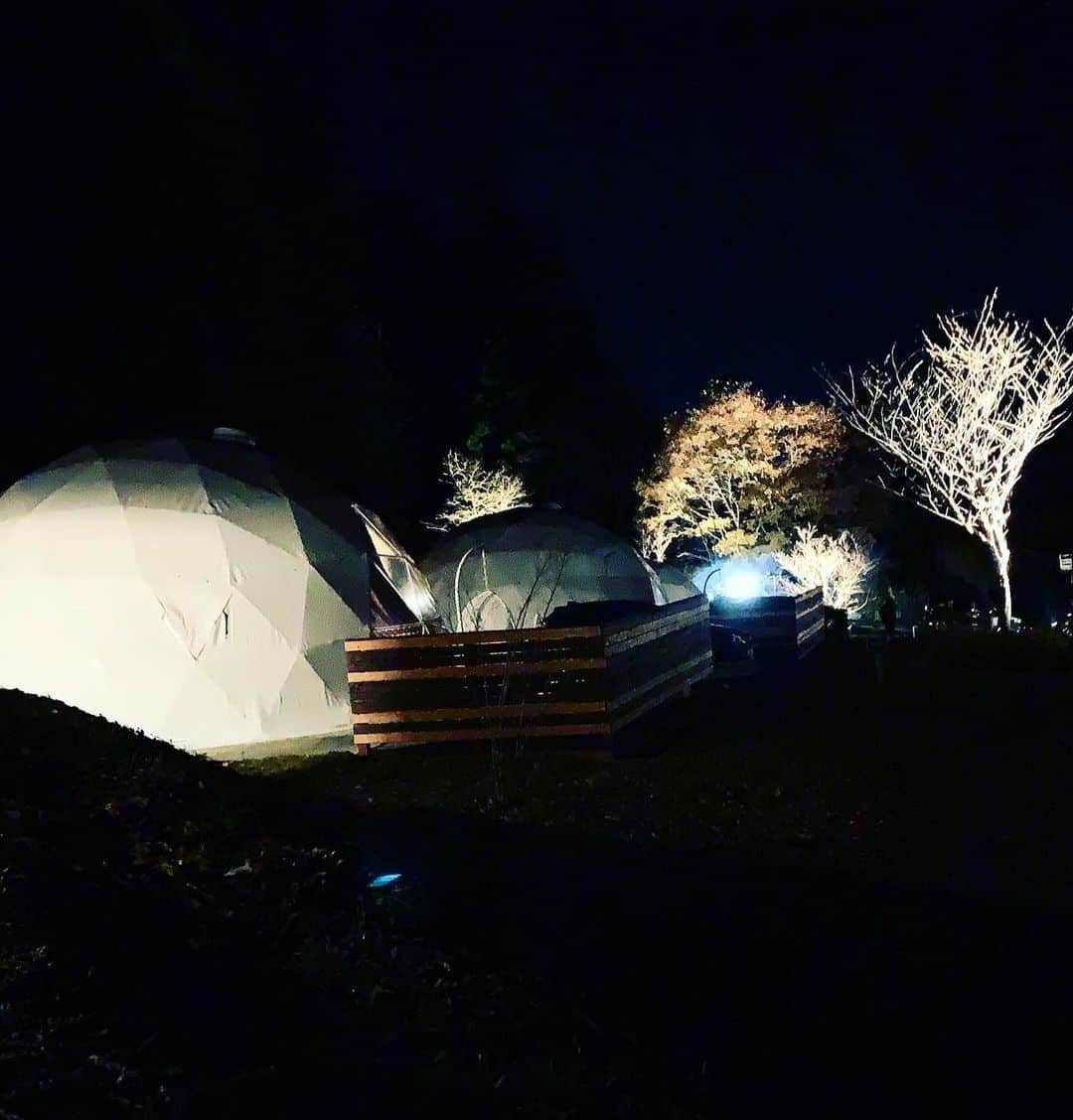 坂田陽子さんのインスタグラム写真 - (坂田陽子Instagram)「@the_forest_yamanashi で 初めてのグランピング。 テントのセッティングや食事の用意や片付け、その時間も楽しいけど今回はなーんもしなくて。良い。。 え？じゃ。逆にキャンプ場で何するんだ？ と思ったけど、、 @shimojimac 千穂ちゃん家族と久々にゆっくり飲んで語って笑って笑ってとっても充実した時間。 千穂ちゃん夫婦とは2人が付き合う前からの仲だからかれこれ20年近く？子供達が小さい頃からもよく遊びに行ったり旅行にも行ってたから、久々の集合でも全然気を遣わない🤣すごーくゆるい感じがもう、めちゃくちゃ心地良かった😆 ・ ・ 19時になりトラックがやってきて星空BARが開店。 完全防寒して満天の星空の元、 ホットワインを飲む。 このキャンプ場のオーナーであり友人の奥秋のおっちゃんがご機嫌にギター弾いてくれて、 みんなで笑って シンと冷えた空気の中だけど なんだかほこほこ心が温かった（ここでも寝てたけど🤣） ・ ・ #グランピング　#大人キャンプ #癒し時間　#星空bar #出張bar #満天の星 #冬のグランピング #ホットワイン　 #キャンプとギター」12月6日 0時51分 - yokosakata