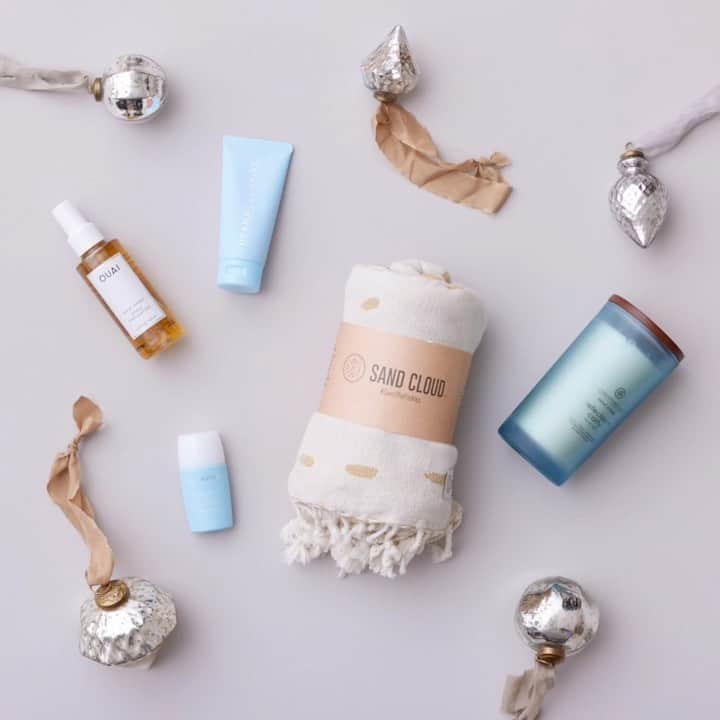 フェリシティー・パルマティアーのインスタグラム：「🎄🎁 GIVEAWAY DAY 5 🎁🎄 We're ringing in the holiday season with 12 days of giveaways! 🥳🎁✨   ⠀⠀⠀⠀⠀⠀⠀⠀⠀⠀⠀⠀  For our fifth day of giveaways, we are partnering with USANA Athlete and professional surfer @flickpalmateer to give away the ultimate Surfer's Box to one lucky winner (prize includes: Ouai Wave Spray, Sand Cloud Sunrise Turkish Towel, Chesapeake Bay Sea Salt Candle, Celavive Protective Day Lotion, and Celavive Exfoliating Scrub + Mask, value $164).  ⠀⠀⠀⠀⠀⠀⠀⠀⠀⠀⠀⠀  To enter: ✨Follow @usanainc and @flickpalmateer ✨Like this photo ✨Tag a friend! (each tag is an entry, one tag per comment) ✨Use #giveaway in the comments ✨For extra entries, share this post in your stories!  ⠀⠀⠀⠀⠀⠀⠀⠀⠀⠀⠀⠀  All 12 days of giveaways winners will be chosen on Monday, December 13th. Full T&C's linked in bio.  ⠀⠀⠀⠀⠀⠀⠀⠀⠀⠀⠀⠀  *This promotion is in no way sponsored, endorsed, administered by or associated with Instagram, Ouai, Sand Cloud, Chesapeake Bay  *The mentioned athlete and/or partner is a dedicated product user who has either received compensation or complimentary USANA Inc products for his/her partnership.」