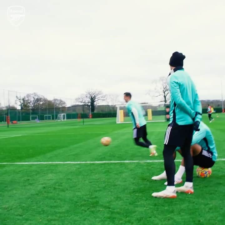 セドリック・ソアレスのインスタグラム：「Target practice with Iñaki 🎯🔛✅ #Arsenal #Training #WeekendVibes #Football #Hardwork #Focus #LondonColney #COYG」