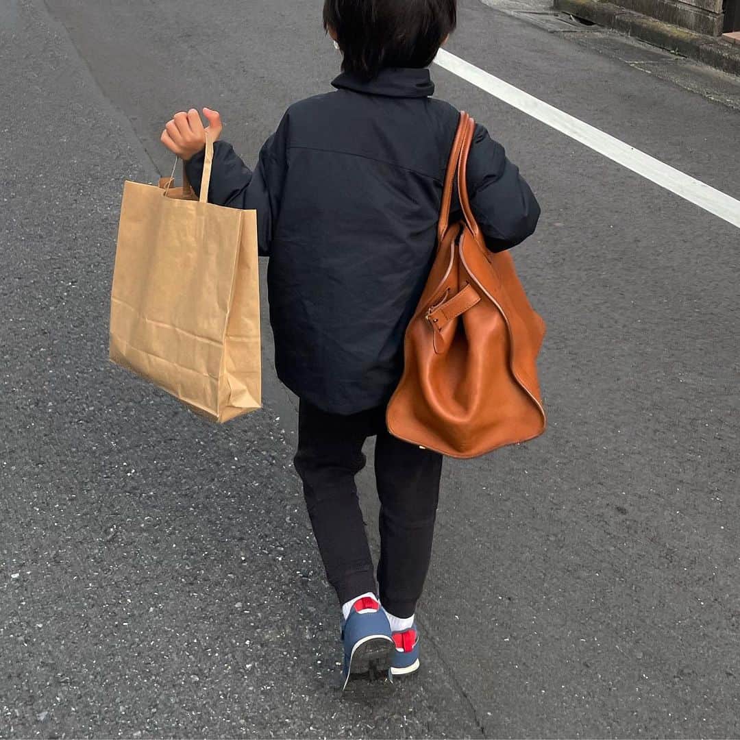 松本恵奈さんのインスタグラム写真 - (松本恵奈Instagram)「「ママ、重いから持ってあげる👦🏻」だって♡ 小さい身体におっきなthe rowのバック持ってる姿も可愛い♡ というかもう全てが可愛い。笑♡ （親バカ↑😂）」12月5日 17時09分 - ena1123