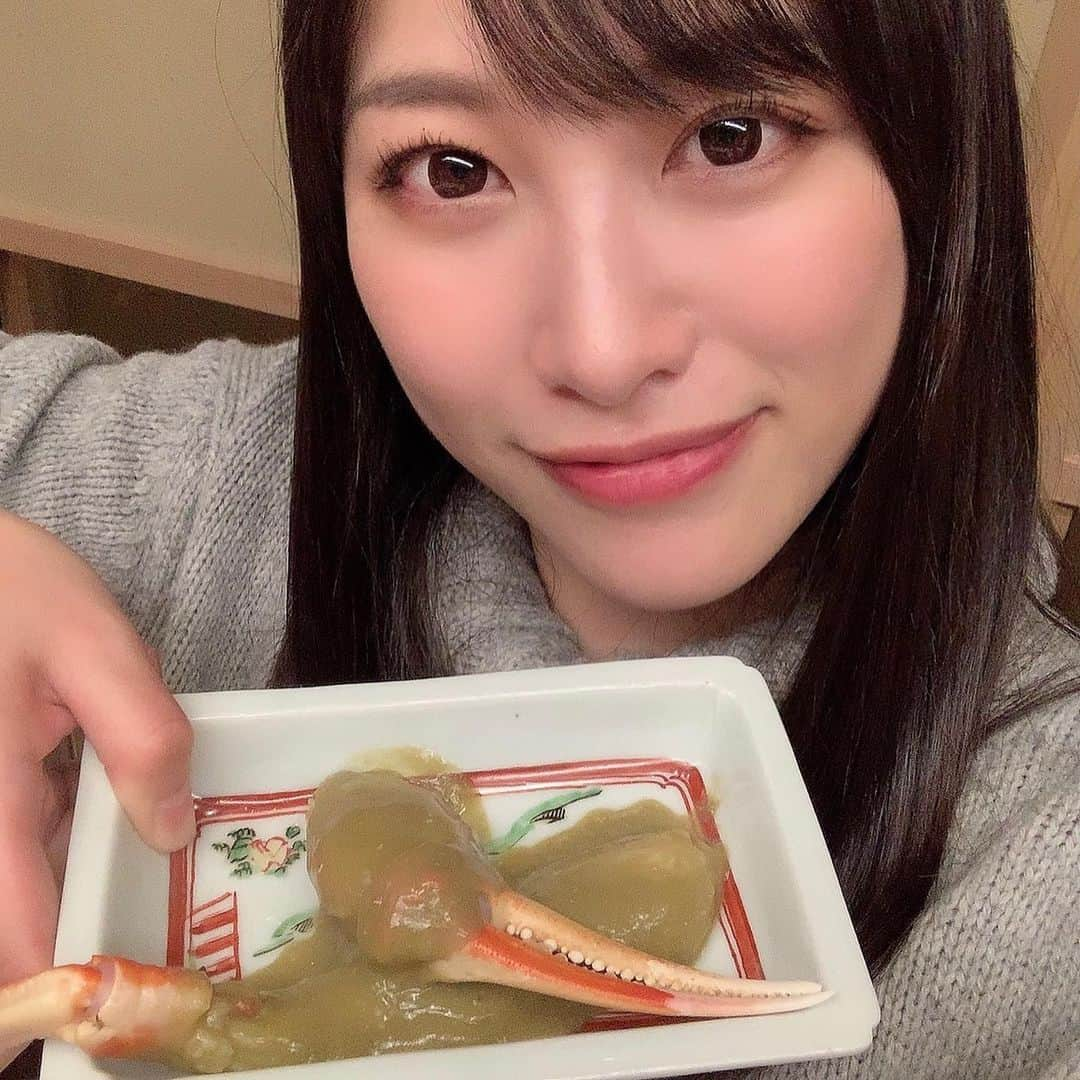 春原未来さんのインスタグラム写真 - (春原未来Instagram)「また今年も12月に来れました☺️💓 動画の蟹は,1.3kgだって🦀  たくさんの方々のお力と連携のおかげで美味しいものをいただけることに毎回感謝の気持ちでいっぱいです。  後半に向けどんどん顔が赤くなってる😳🍶  I came in December this year too ☺️💓 The video crab weighs 1.3kg 🦀  Thanks to the great efforts and cooperation of many people, I can eat delicious food.  I am always very grateful.  #春原未来 #すのlog #ヒヤヒヤしたけど #無事到着 #金沢グルメ #kanazawagourmet #片折 #kataori #蟹尽くし #香箱蟹 #加能ガニ #crab #日本酒がすすむ #japanesesake🍶 #甲羅酒 #半生 #きゅんです」12月5日 17時18分 - sunohara_miki