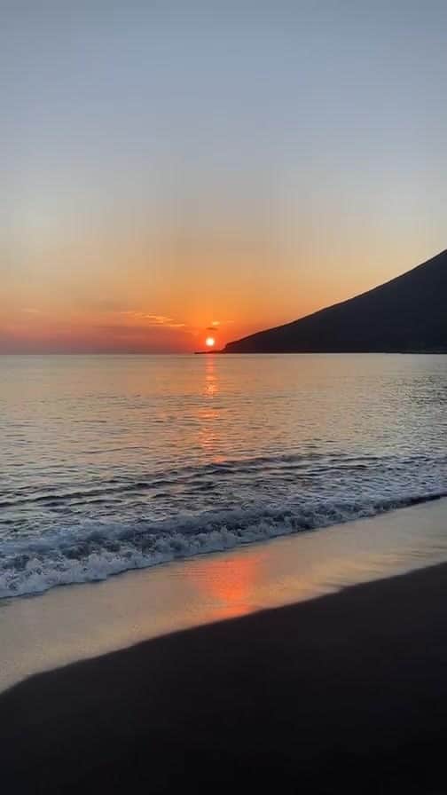 松田珠希のインスタグラム：「忙しい時間に見ていただいた皆さん、ありがとうございました✨ とっっても綺麗でしたね〜 #開聞岳　#夕陽　#sunset #鹿児島　#指宿」