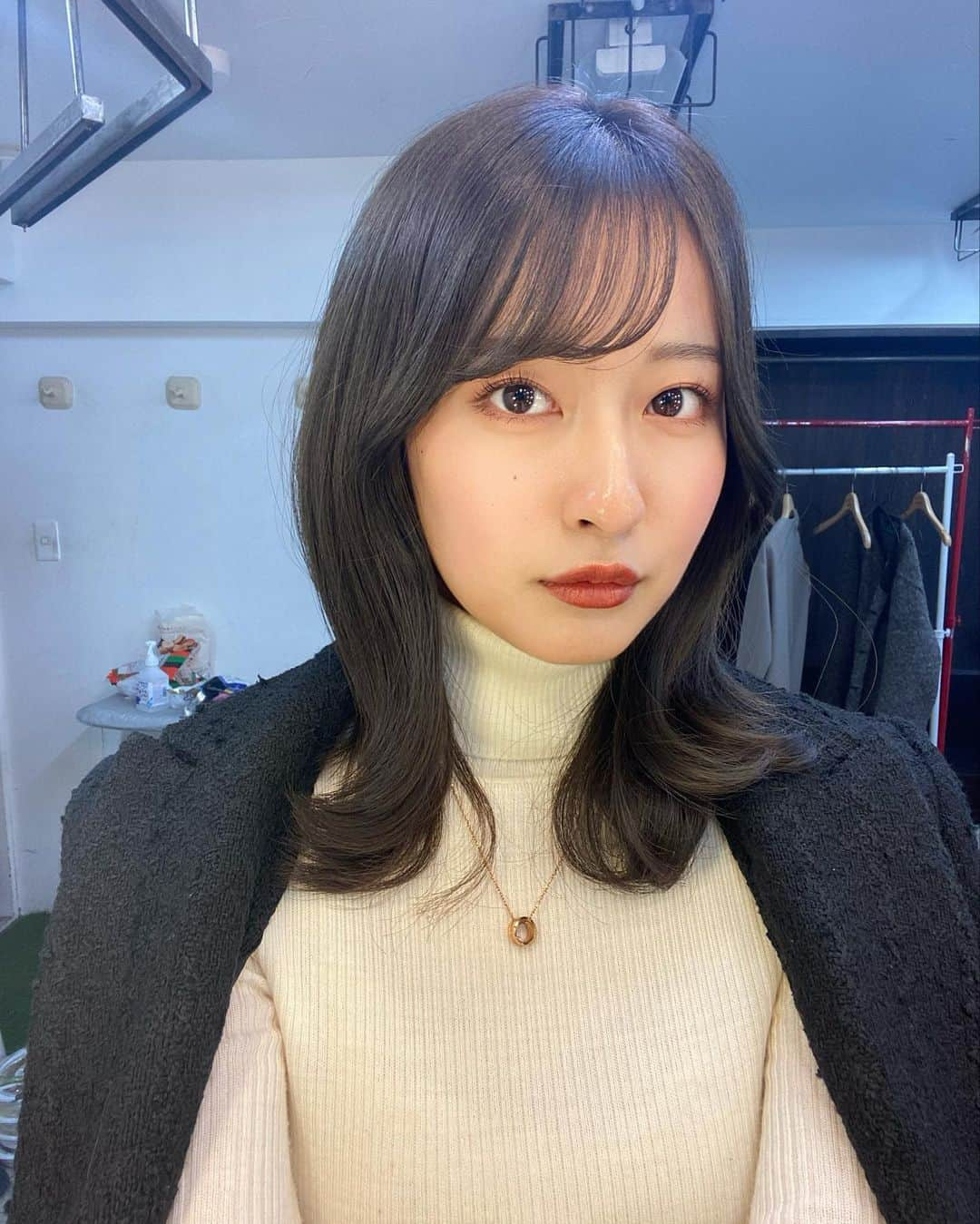 斉藤里奈さんのインスタグラム写真 - (斉藤里奈Instagram)「⁡ 無敵タートルネック 無敵白ニット 😶‍🌫️💡 ⁡ ⁡ (毎度自撮りにっこりしてるつもりなのに全部真顔) ⁡ ⁡ ⁡ ⁡ ⁡ ⁡ ⁡ #冬コーデ  #冬服  #タートルネック  #白ニット  #ジャケットコーデ  #ミディアムヘア  #セミロング  #外ハネミディアム  #くびれヘア  #韓国ヘア  #エギョモリ  #韓国ファッション  #韓国コスメ  #毎日メイク  #ブラウンメイク  #ゴールドアクセサリー  #ヘアアレンジ  #巻き方  #l4l #f4f #ootd」12月5日 17時20分 - rina_pyonpyon