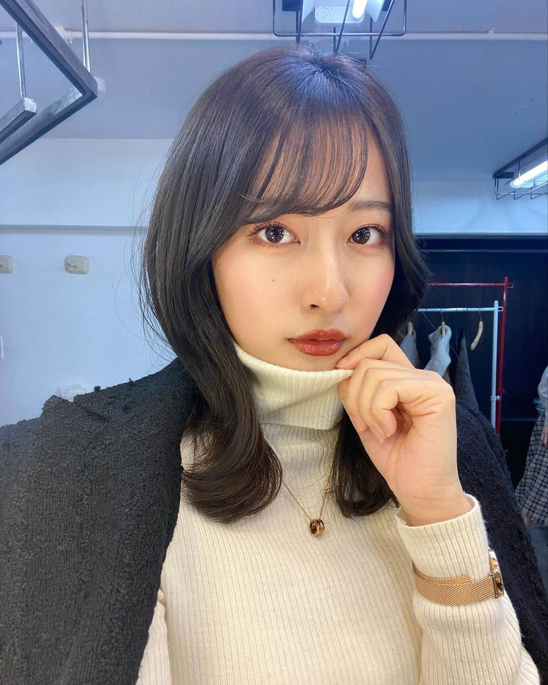 斉藤里奈さんのインスタグラム写真 - (斉藤里奈Instagram)「⁡ 無敵タートルネック 無敵白ニット 😶‍🌫️💡 ⁡ ⁡ (毎度自撮りにっこりしてるつもりなのに全部真顔) ⁡ ⁡ ⁡ ⁡ ⁡ ⁡ ⁡ #冬コーデ  #冬服  #タートルネック  #白ニット  #ジャケットコーデ  #ミディアムヘア  #セミロング  #外ハネミディアム  #くびれヘア  #韓国ヘア  #エギョモリ  #韓国ファッション  #韓国コスメ  #毎日メイク  #ブラウンメイク  #ゴールドアクセサリー  #ヘアアレンジ  #巻き方  #l4l #f4f #ootd」12月5日 17時20分 - rina_pyonpyon