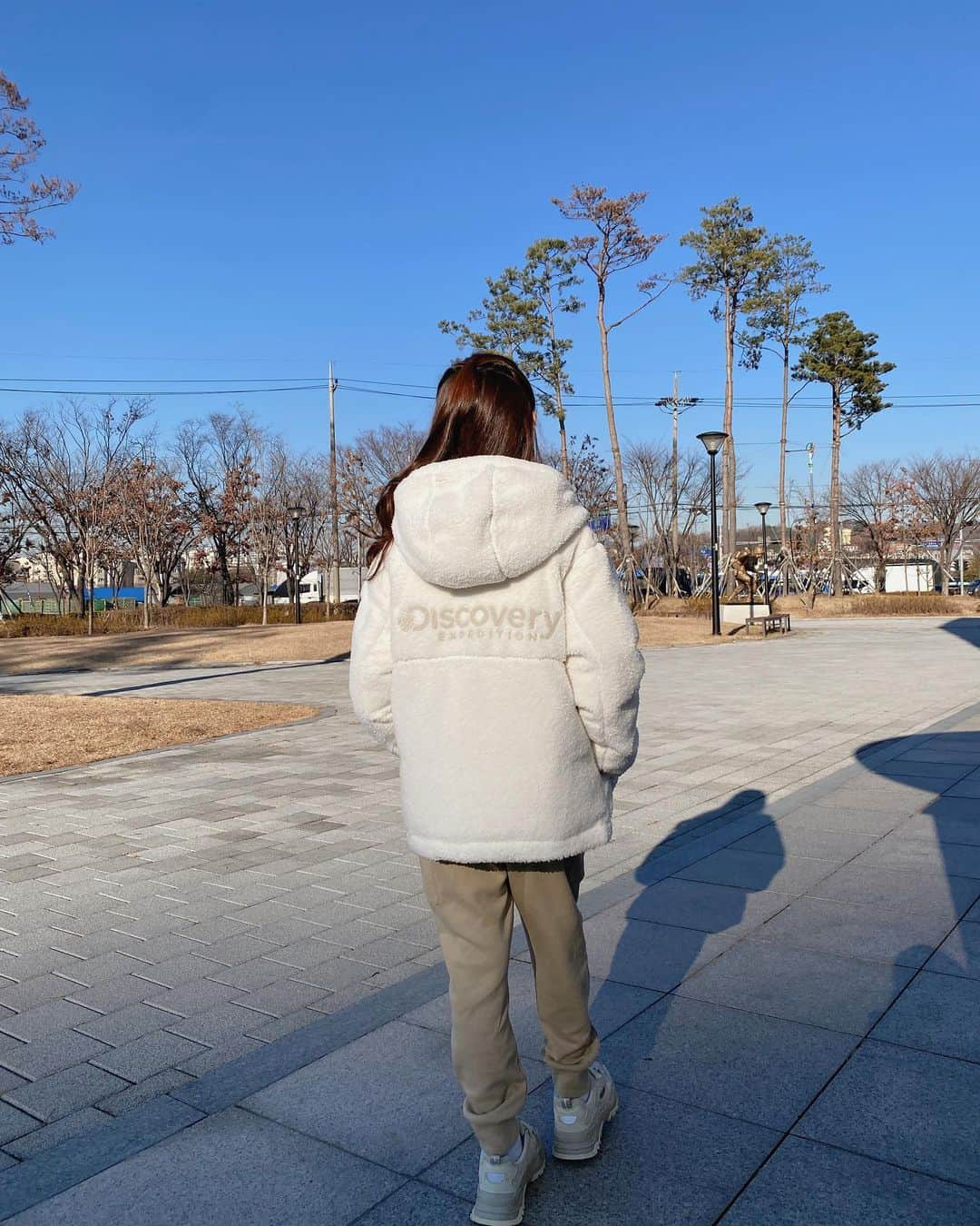 ウンチェさんのインスタグラム写真 - (ウンチェInstagram)「#광고  오늘의 은채🤍 엄마랑 둘이 마실👭  오늘 요거 입고 나가니 더웠다고 ,  보온성도 👍🏻  리버시블이라 두 가지 스타일로  연출도👌🏻  #디스커버리익스페디션 #디스커버리 #디스커버리키즈 #리틀디스커버러 #디스커버리키즈숏패딩 #키즈숏패딩 #키즈패딩 #아동패딩 #남아패딩 #여아패딩 #키즈후리스 #리버시블패딩 #키즈패션 #키즈패딩추천 #키즈룩추천 #겨울코디 #겨울데일리룩 #키즈모델 #주니어모델 #아역배우 #이은채」12月5日 17時42分 - __leehye