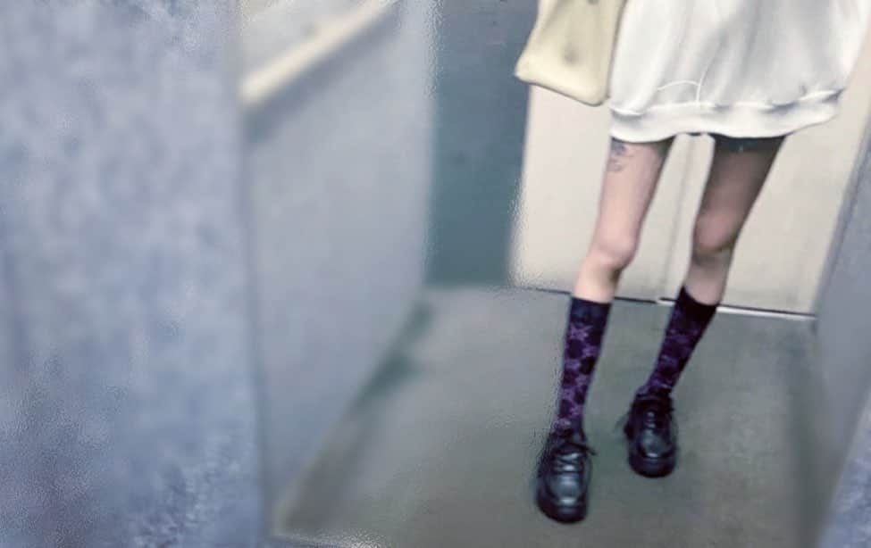 椿えれなのインスタグラム：「歌舞伎町の雑居ビルにえれなさんのあんよを添えて~」