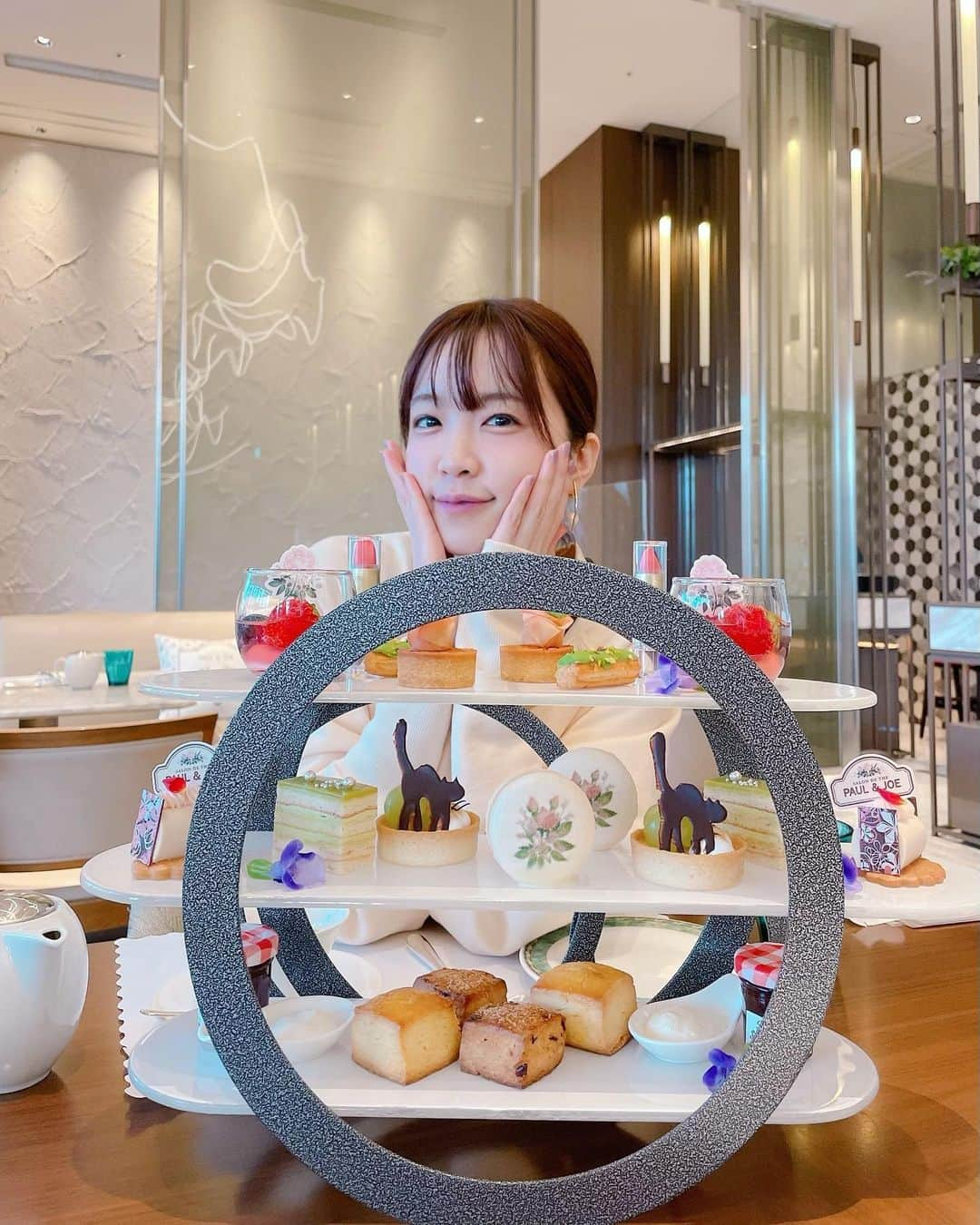 諏訪彩花のインスタグラム：「少し前に友達が予約してくれたアフタヌーンティー☕️🍰久しぶりにこういう場所に行けたからすごくトキメいた。。。🎀✨ ポール&ジョーさんとコラボしてて、猫ちゃんをテーマにしたメニューで可愛かったです🐱💕 ケーキも全部おいしかったけど、緑のスープ美味し過ぎた😢❣️たぶん枝豆とかスープだったのかな？！ ぜんぶ食べたら満腹度120％でした笑❤️#ヒルトン東京お台場 #paulandjoe」