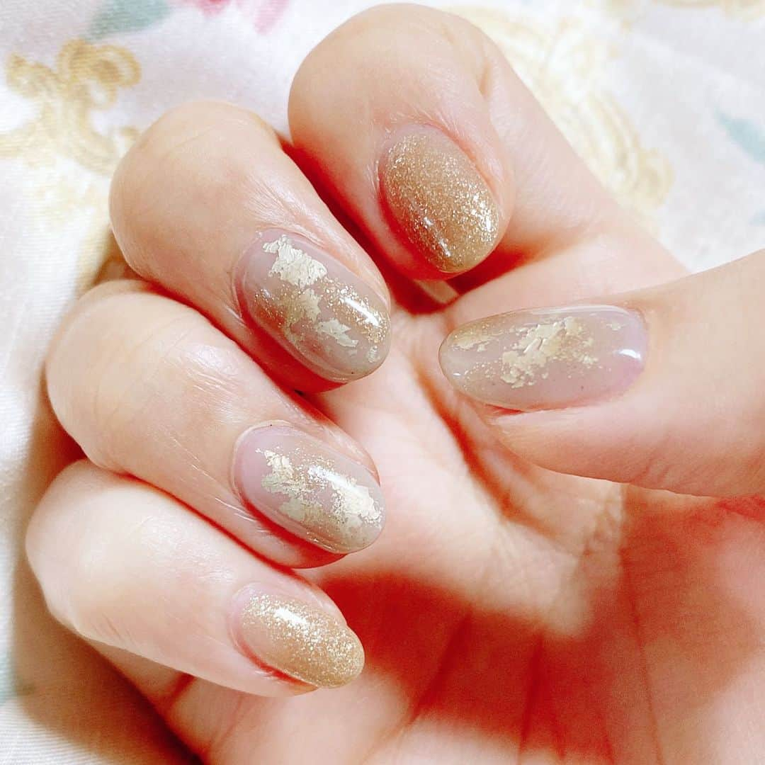 黒崎真音のインスタグラム：「GOOD EVENING! . 体調もよくなったので、ネイル新しくしてきました💅 . 今回もゴールドxベージュでみーくん気分 . 施術中ipadで好きな動画が見れたのでヒロアカ見たー . 面白かった . 続き見なくちゃ！ #ネイル #nail #ヒロアカ #僕のヒーローアカデミア」