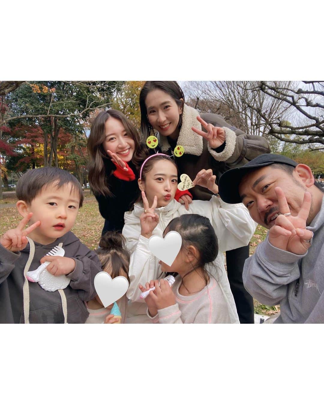 近藤千尋のインスタグラム：「今日はいつメンと公園💕笑  ブランコから帰ってきたら 🍰お祝いしてくれたよー❣️❣️ 完全に自分の誕生日がもうすぐなこと 忘れていました。笑😂😂 いつも娘たちを一緒に可愛がってくれて もう長年お世話になってる仲間たち💕 いつも感謝、ありがとうだよ🥺🤍🤍  かばんは、オーダーした @longchamp  ロンシャンのもの😍 MIUのMにしたんだぁ💕 可愛くってお気に入りです🥰  私のダウンは @lagunamoon_com ❄️  サングラスは @celine」