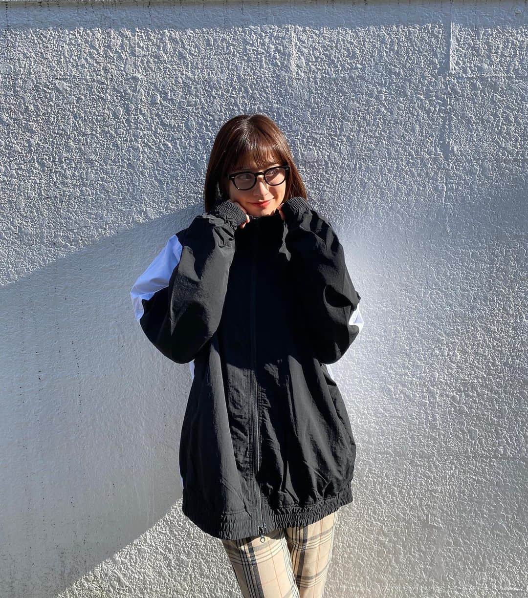 杉本有美さんのインスタグラム写真 - (杉本有美Instagram)「@raffine.tokyo のナイロンジャケット✨  着心地が良くて、白黒に特化したモノトーンアイテム。  シルエットが綺麗でとっても着やすいです。  カップルでお揃いで着ても可愛いですね💕  #raffinetokyo #ラフィネ #トラックジャケット #ナイロンジャケット #メンズファッション #モノトーン好き #ブラックコーデ #pr」12月5日 18時23分 - sugimotoyumi_official