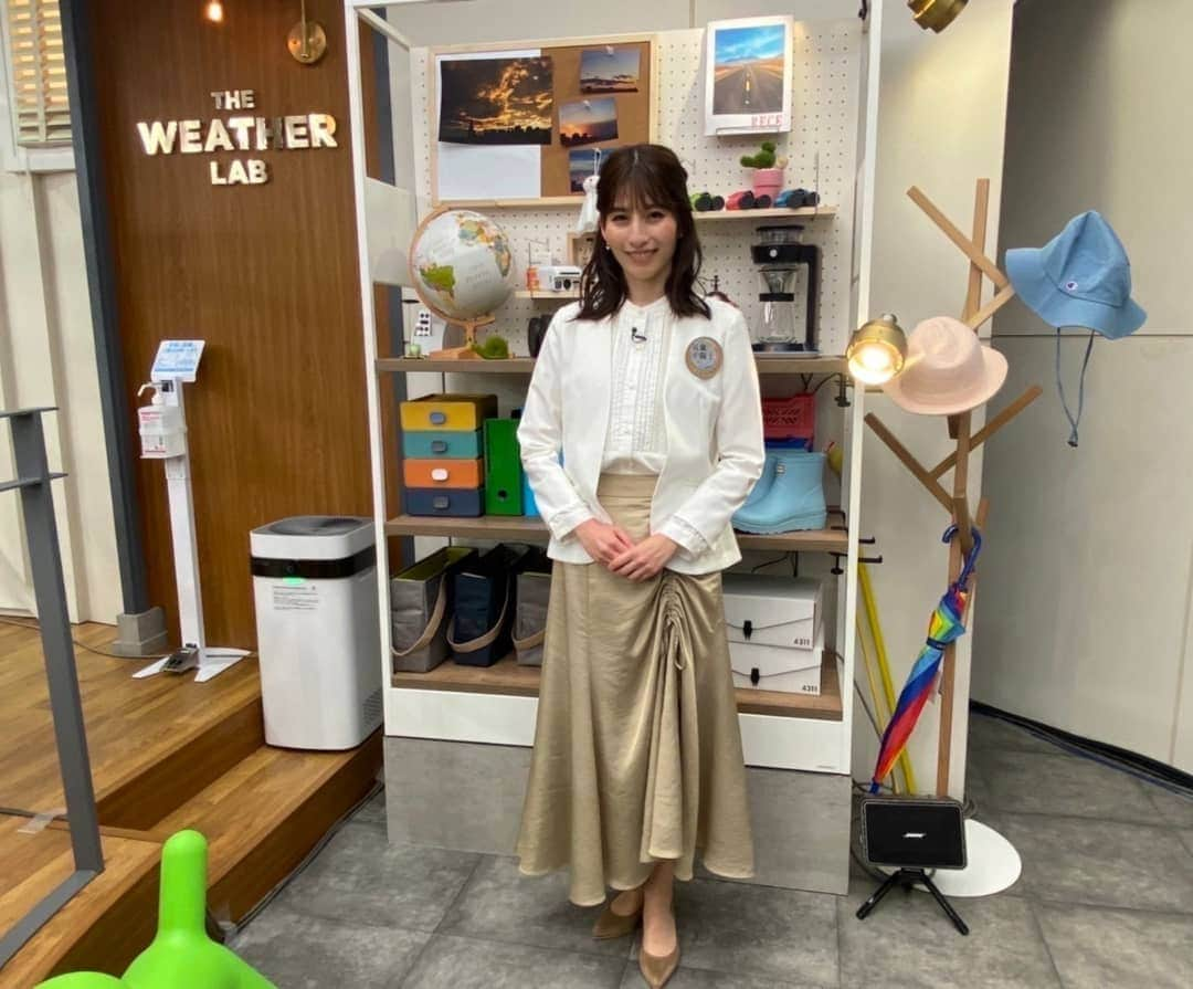 千種ゆり子さんのインスタグラム写真 - (千種ゆり子Instagram)「新しい1週間！明日は明日の風が吹くで、気負わずいきましょう☺️ . 明朝からも番組まるごとリアタイよろしくお願いします🙏 . ●12/3（金）の衣装✨　 . So close,さま （トップス）#soclose #ソークロース、 . LADYMADEさま（スカート） #ladymade . grosseさま（ピアス）#grossejapan」12月5日 18時24分 - chikusa_yuriko