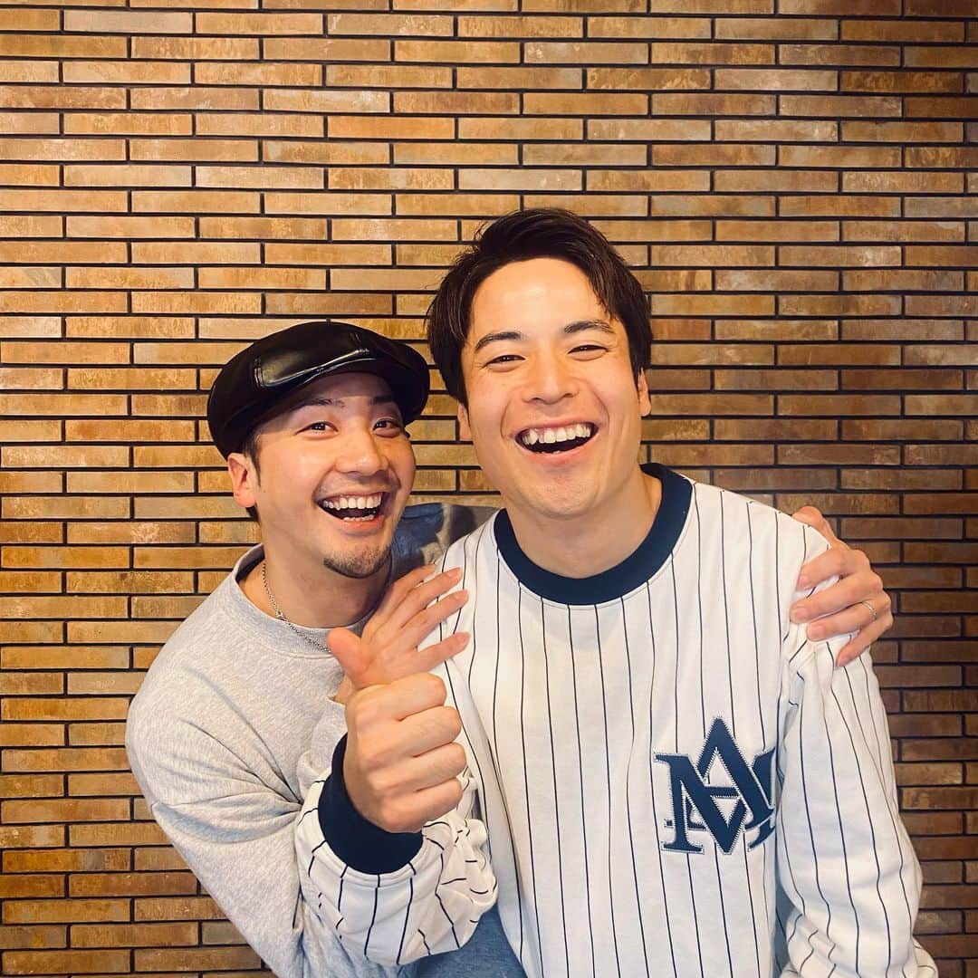 FISHBOYのインスタグラム：「STAY GOLD vol.1 生配信終了！  本当に楽しかった！ 大人のダンスのパワーと遊び心を目の当たりにすることができて、より一層この景色を伝えたいなぁと思うことができました。 . アーカイブは私のプロフィールから飛んでご覧いただけます。 . 感動したし、笑った。 幸せな気分になりました。 . 大人がダンスし始めるにはまだまだ肩身が狭い状況。私は死ぬまでダンスをしたいですし、死ぬまで周りに踊っていてもらいたいしダンサーを増やしたい。ダンスはどの世代のものでもどの国のものでもなく、全てに開けた素晴らしいコミュニケーションなんだ、と知ってほしい。 . まず観て欲しいですし、これを見てダンスしてみよう、と思った方は是非始めて欲しいです☺ . @boogalookite さんに解説してもらえて本当に良かった。 . ある意味この人いなきゃ始まらないです！ . 今後ともよろしくお願い致します！ . 皆の思いや支援や協力があって実現した会でした。改めて皆様。本当にありがとうございました！！！」