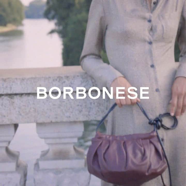 ボルボネーゼのインスタグラム：「owning it her own way dunette, made of 100% superior nappa leather, is irresistibly soft - don’t you think? #dunettebag #fw21」
