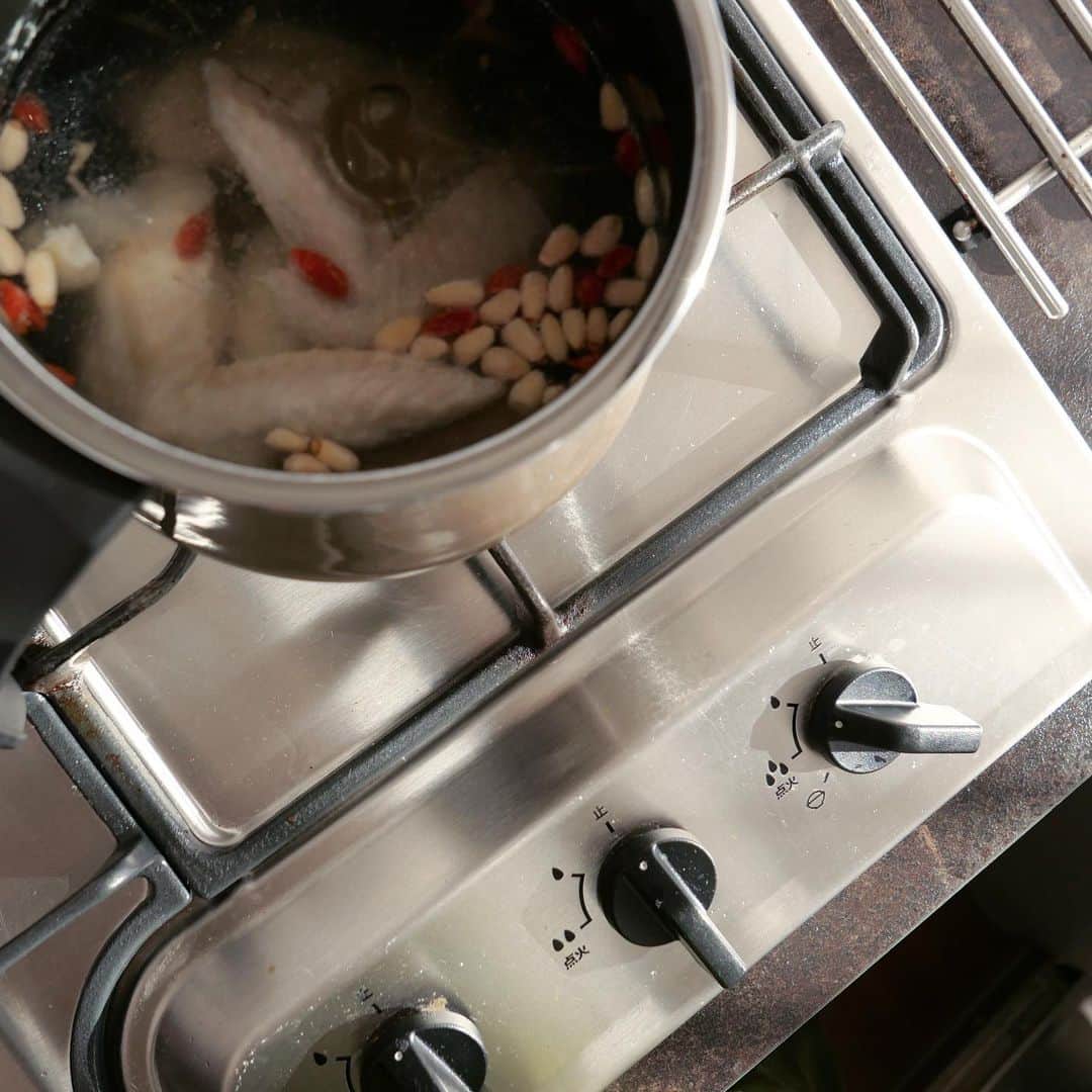 中川珠里さんのインスタグラム写真 - (中川珠里Instagram)「⁡ . お粥作りがブーム🗯 ⁡ 昨年から気になっていた 「フュージョンテック ミネラル マルチポット」を使用して 参鶏湯風 薬膳粥を作りました。 ⁡ ミネラル素材で作られており頑丈そして遠赤外線効果で 食材にじっくり熱を入れてくれる⭕️ ⁡ 名前の通り、マルチに揚げ物にも適していたり お米も炊けちゃうし、煮込み料理も得意 新たな相棒、WMF(ヴェーエムエフ) ⁡ これは重宝する事間違いなし。 他にも気になってしまう @wmf_japan !!! ⁡ ∞参鶏湯風薬膳粥レシピ∞ ⁡ 手羽先に切り込みを入れ にんにく、生姜で煮込みアクをとる 紹興酒、松の実、くこの実を投入 五穀米、鶏ガラスープの素を投入 好みで塩を足してもOK お好みトッピングで召し上がれ！ ⁡ 以上、めっちゃ簡単なのに味は本格✔️ ⁡ #WMF#ヴェーエムエフ #フュージョンテックミネラルマルチポット#PR」12月5日 19時05分 - juri1104