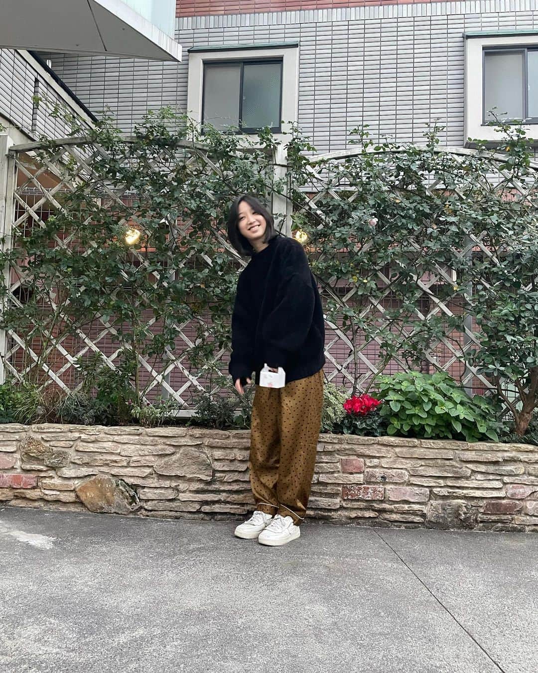坂東希のインスタグラム：「@visitfor のpopupに行ってきた🌷 ようやく今年のコートに出会えた〜 @take_tokyo のスコーン いただいて、可愛いので片手に🫖 #着せ替えのんこ」
