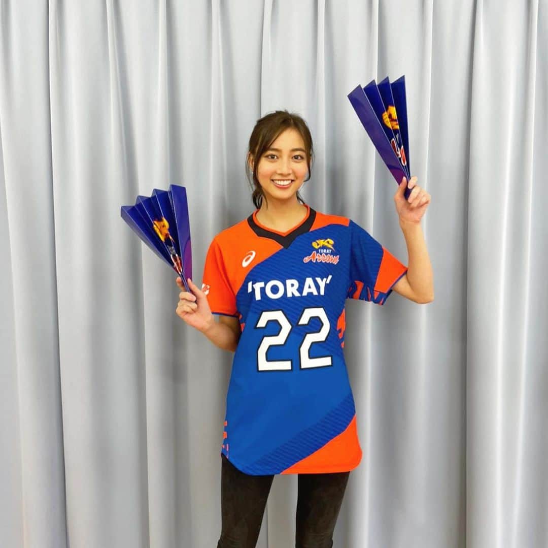 のインスタグラム：「. . 今日は、東レアローズのパナソニックパンサーズ戦で 始球式を務めさせていただきました🏐🏹 . . 私のサーブはともかく(笑)アローズの皆さん、 勝利おめでとうございます！！🎉 生でのスポーツ観戦なんて本当に久しぶりで、 応援楽しかった〜！ . . なんと選手とおそろいのユニフォームまで 作っていただきました😳 背中にはちゃんと”MASE”って書いてあるよ ナンバーは”2022”の”22”！ . . . #東レアローズ #東レアローズ男子 #torayarrows #ホームゲーム #三島 #バレーボール #バレー #始球式 #男子バレー #東レ」