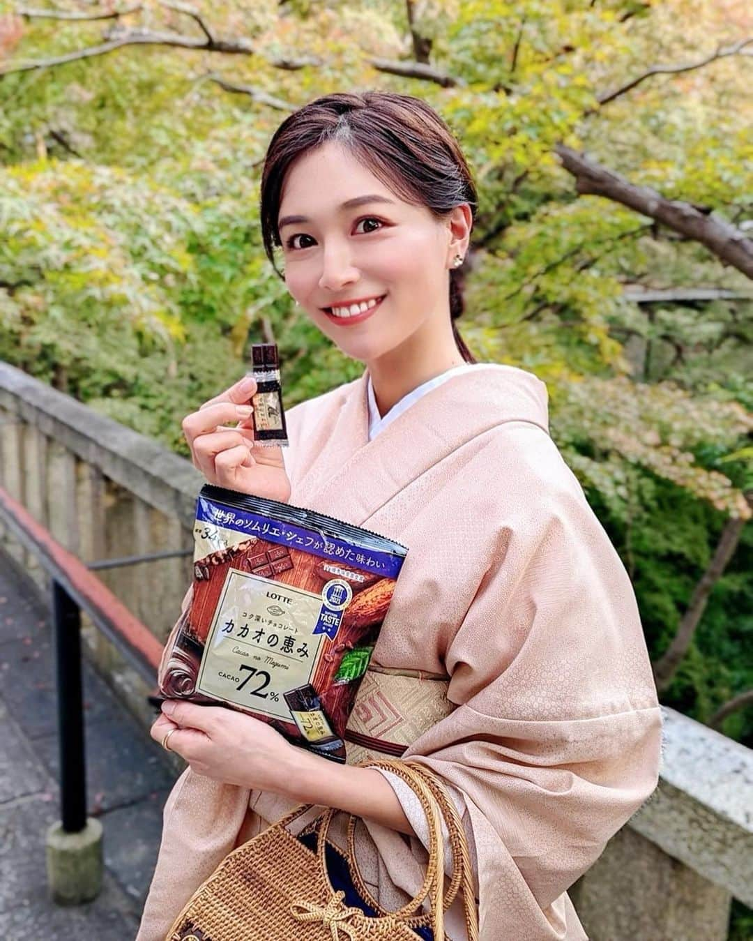 石井里奈さんのインスタグラム写真 - (石井里奈Instagram)「こんばんは❤️✨ . リラックスしたい時、休憩時間に食べたくなるチョコレート🤤🍫 最近私がバッグに持ち歩いてるのがこのカカオの恵み🍫 . 高カカオチョコレートなのに、コクが深くて美味しいの☺️❤️ カカオの恵みは、カカオ本来のおいしさを引き出しているから、コクと甘みのバランスがちょうど良くて美味しいんだよね💕 （甘すぎるのはちょっと苦手って人でも美味しく食べれるチョコレート🍫） . 高カカオチョコレートが苦手な人もおいしく続けられるはず❤️ ぜひ試してみてね💕 大きい袋の中に小さいパッケージが入ってるので持ち歩きもしやすいよ✨ . 今回は京都の撮影の休憩で💕 たくさん仕事した後とか歩いた後は、糖分取りたくなるからね🥺🍫 あとはナイトチョコレートとして夜食べてます☺️❤️ . 今日もお疲れ様でした💕 . #カカオの恵み #ロッテ #LOTTE #高カカオチョコレート #チョコレート #カカオ #PR #chocolate #チョコ #おやつ #チョコ好き #スイーツスタグラム #スイーツグラム #チョコレート好きな人と繋がりたい #りなまるグルメ #カバンの中身 #バッグの中身 #休憩 #癒し #リラックス #ひとやすみ #休憩時間 #休み時間 #京都 #紅葉 #着物 #kyoto #kimono #kimonostyle #breaktime」12月5日 19時52分 - ri7tin1025