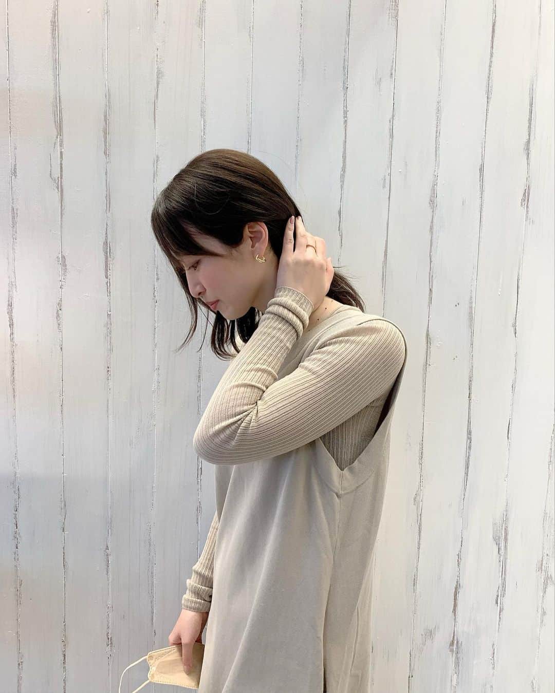 上野なつひのインスタグラム：「身につけるものに物語があるって素敵❤️  ピアスは私の大好きなお友達が @iamtomokobarreda  トモコちゃんがデザイン💖小さめの作りだから合わせやすい☺️ 6日の明日より発売開始だって！  お洋服は @m_iiicooo ✖︎ @yuka_balancestyle が愛情込めてつくったお洋服達🥰 ラインや利便性、センスに特化した「こんなの欲しかった！」が詰まったお洋服！毎日きちゃうくらい着心地も良い✨  大好きが自分の日々を彩ってくれてお出掛けが楽しくなる！  #ピアス #ワンピース #ファッション #洋服  #アクセサリー」