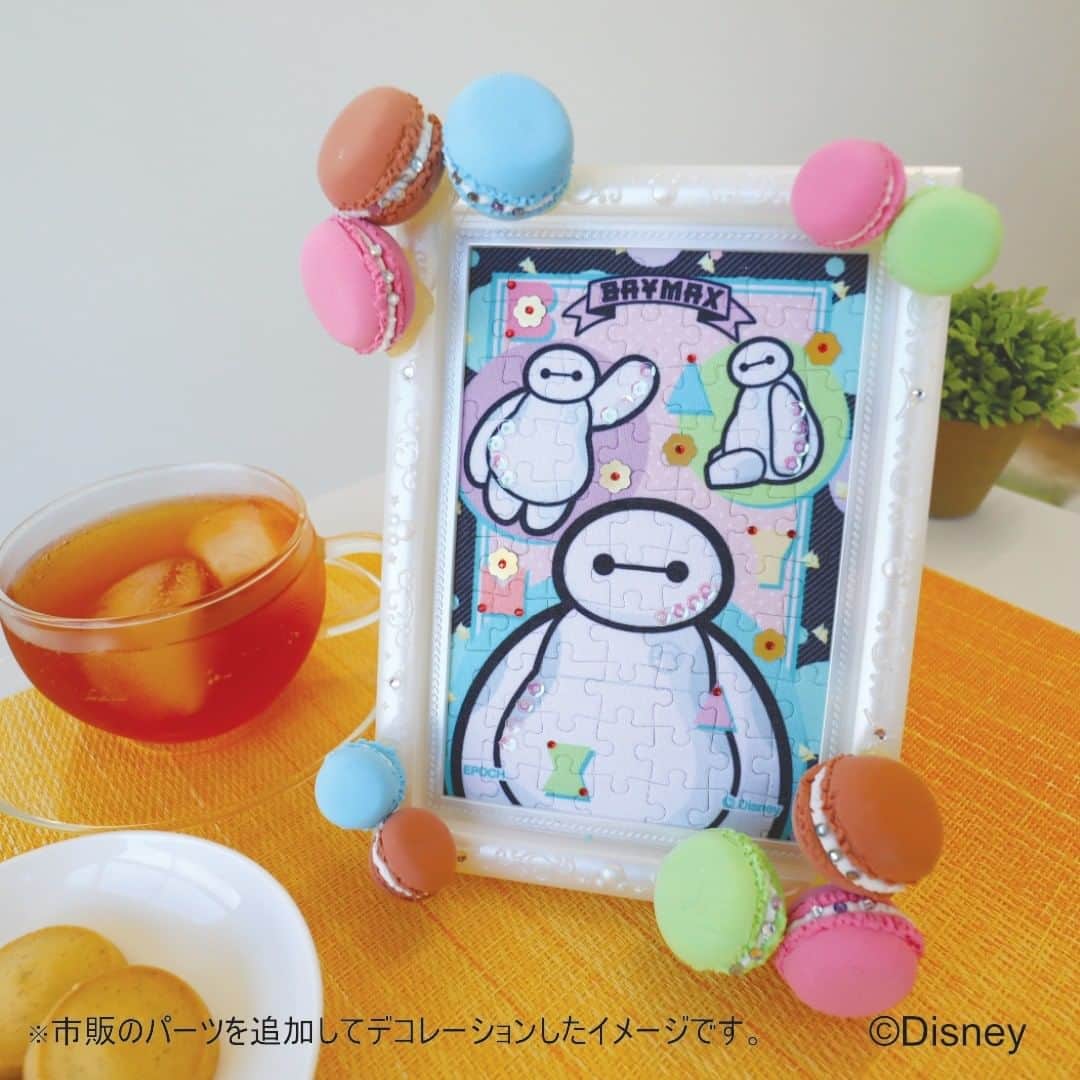 パズルデコレーション公式 エポック社のインスタグラム：「パズデコminiは、ポストカードサイズの小さなパズル。 気軽に作れて、飾る場所を選びません。  商品にはラインストーンやスパンコールなどが付いていて、組み上げたジグソーパズルに自分だけのデコレーションを楽しむことができます。  写真は、商品に入っている素材に加えて、自作のパーツで「盛りデコ」した例です。 ベイマックスの可愛らしい姿から発想して、紙粘土とラインストーンでマカロンを作ってフレームに貼りつけてみました。 ＊この写真のマカロンは、食べ物ではありません。  パズデコで、おうち時間を素敵に過ごしましょう🧩  【写真の商品】 パズルデコレーションmini 「ベイマックス／カラフルドリーム」70ピース  商品については、パズデコ公式ウェブサイトをチェックしてください。  ©Disney  #パズルデコレーション #パズデコ  #puzzdeco #パズル #puzzle #ジグソーパズル  #デコレーション #デコ #ハンドメイド #ホビー  #食品サンプル #マカロン #スイーツ #ベイマックス #baymax #ディズニー #disney #ディズニー映画 #おうち時間  #エポック社 #epoch」