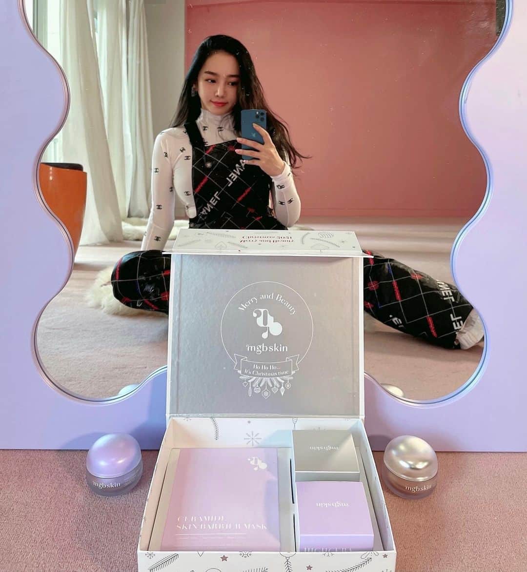 megbabyのインスタグラム：「いよいよ、クリスマスボックスをスタートに @mgb_skin から新たなスキンケアラインが登場します💜🤍  megood beautyのみんなにはお馴染みの“あの成分”をメインに、以前からこのラインを作ってほしいとの声を取り入れて生まれました✨ どの成分かわかるかな💛❓  年齢や肌質、朝晩の肌の変化を考慮し追求していった結果、自分のお肌にぴったりのアイテムが選べるようになっています🤔⚖️  去年のクリスマスボックスがあまりの人気で秒殺だったので😂今年はみんなに行き渡るように急いで準備中です🎅💦 お楽しみに🥺🎄  #megoodholiday #megoodbeauty #mgbskin」