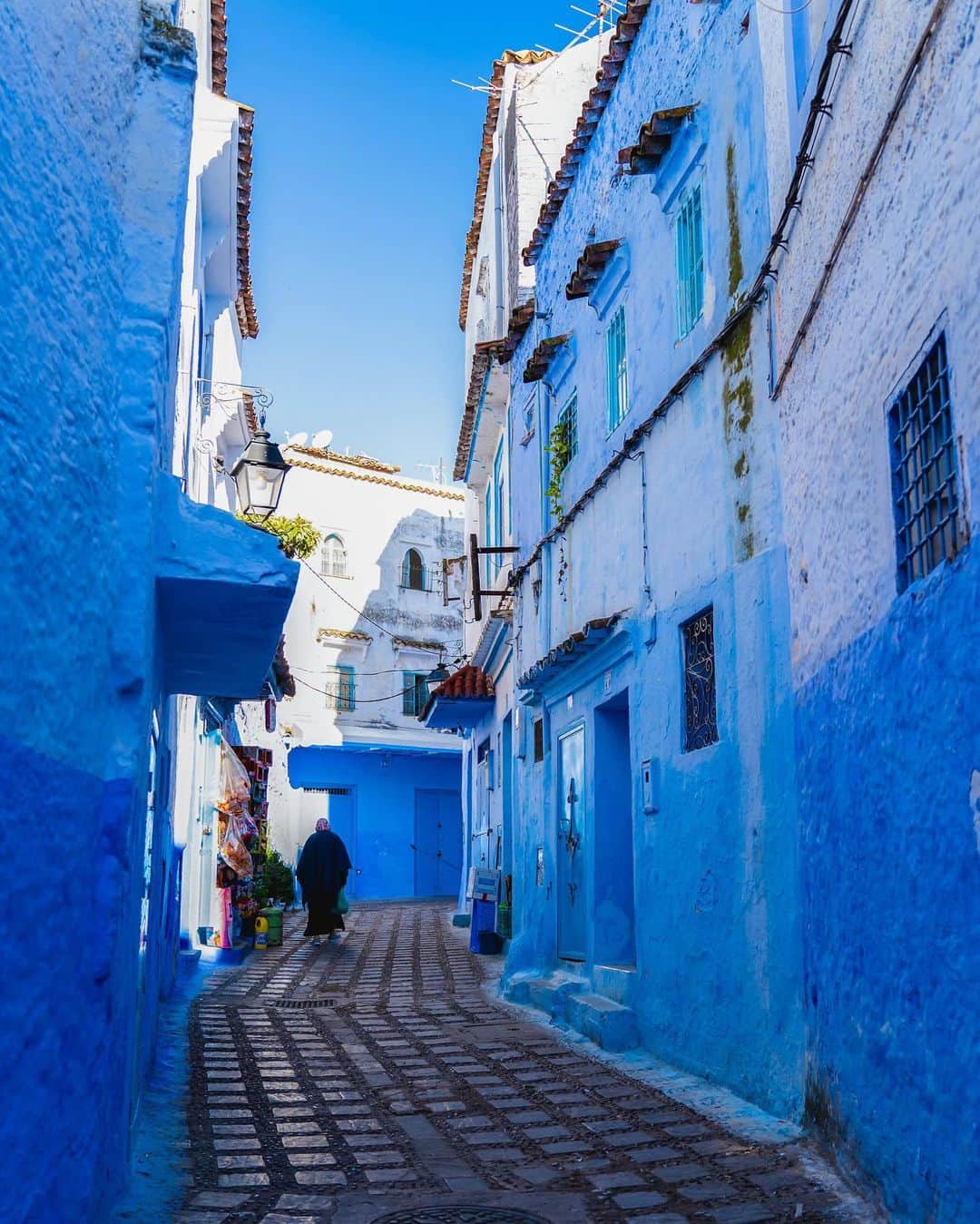 近藤あやさんのインスタグラム写真 - (近藤あやInstagram)「Blue City  #chefchaouen 💙  There are so many cats in this city! 😽✨There's a lot of them in all of Morocco! 🇲🇦Cat lovers will love it!😍💖💖  青い街シャウエン。 どこ見ても青い😻💙💙  #morocco #moroccotravel #travelmorocco #moroccotrip #モロッコ #モロッコ旅行 #シャウエン」12月5日 20時20分 - doraemontoaya